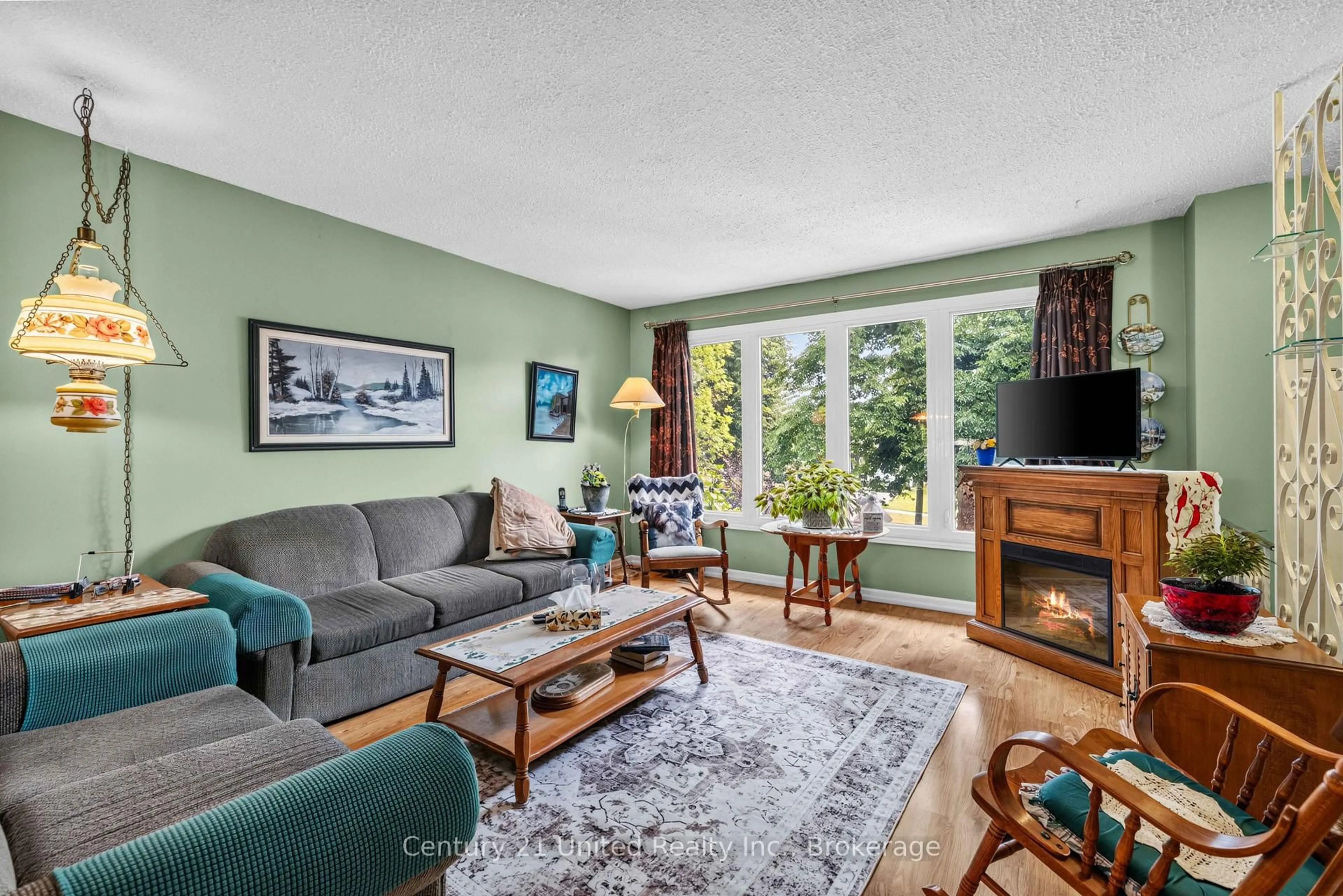 Living room with furniture, unknown for 941 Golfview Rd, Peterborough Ontario K9J 7W2