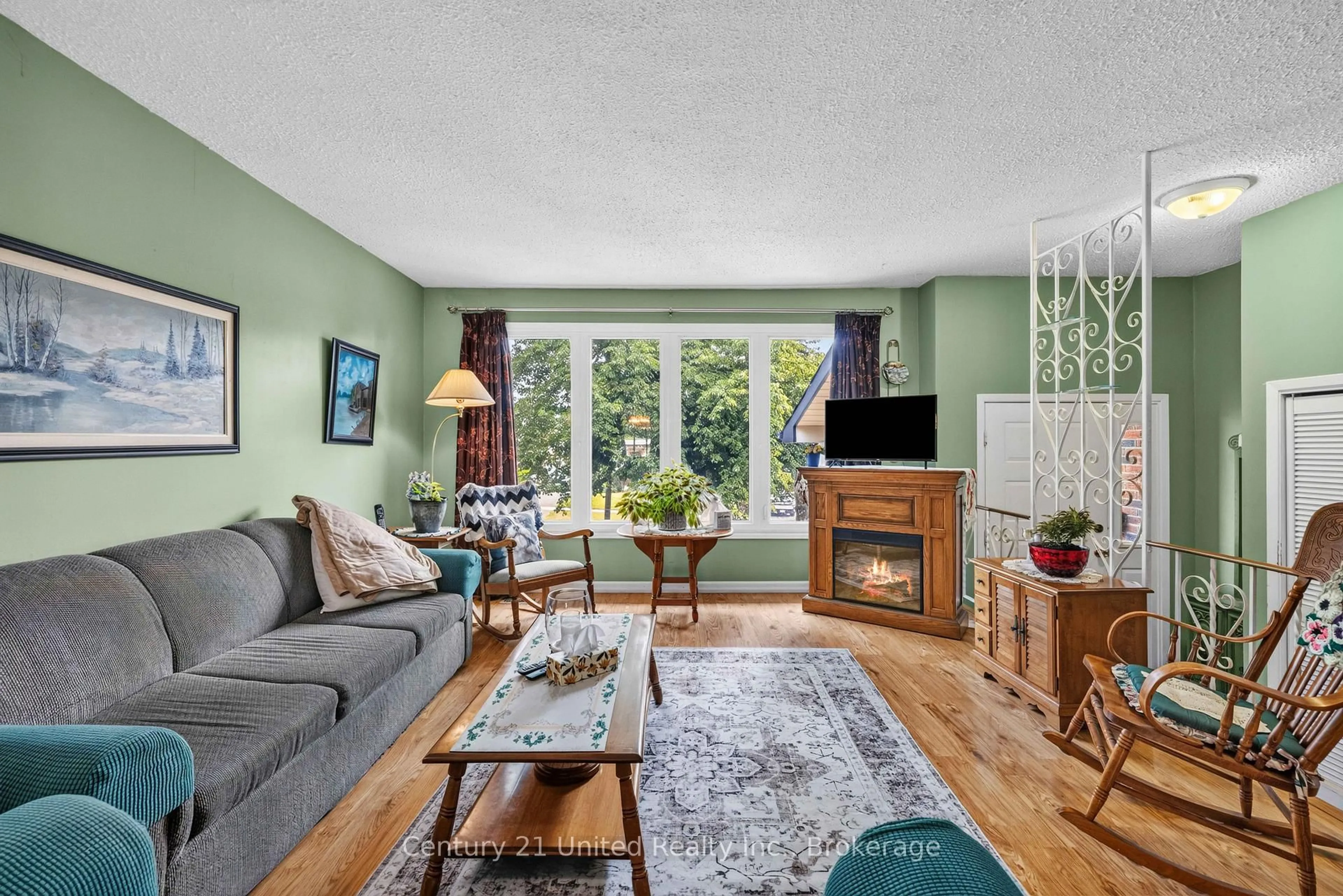 Living room with furniture, unknown for 941 Golfview Rd, Peterborough Ontario K9J 7W2