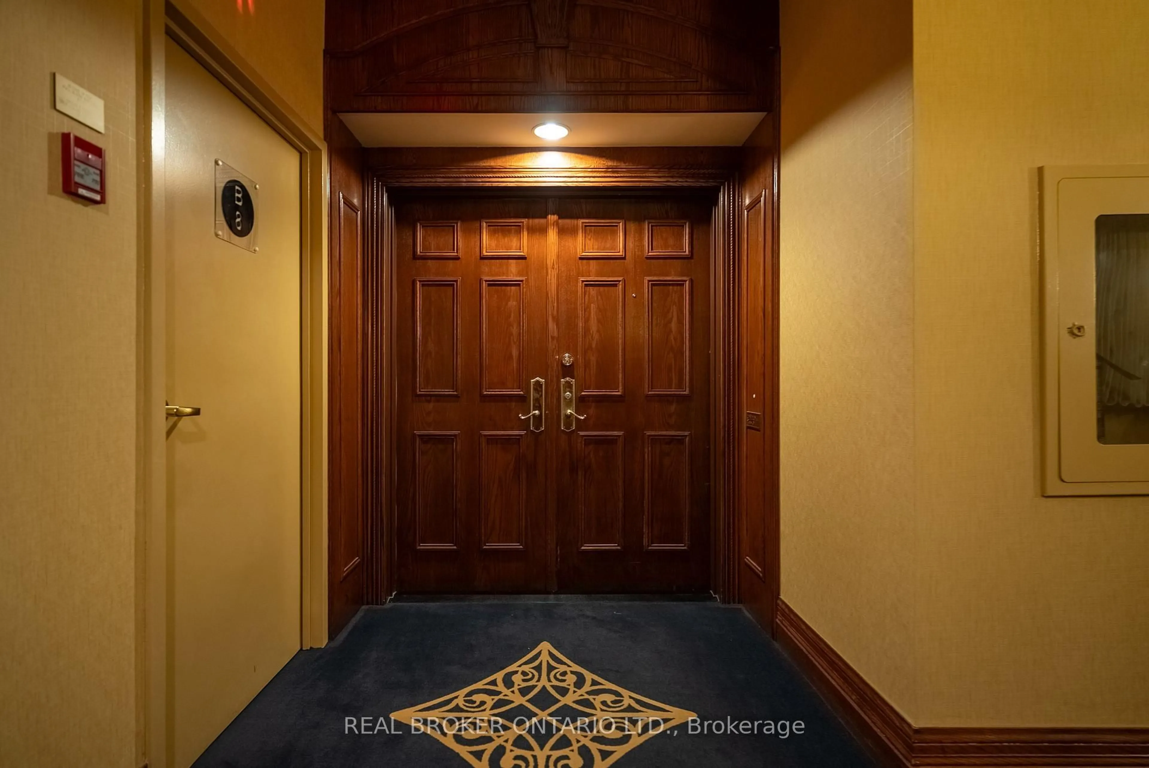 Indoor foyer for 1480 Riverside Dr #806, Ottawa Ontario K1G 5H2