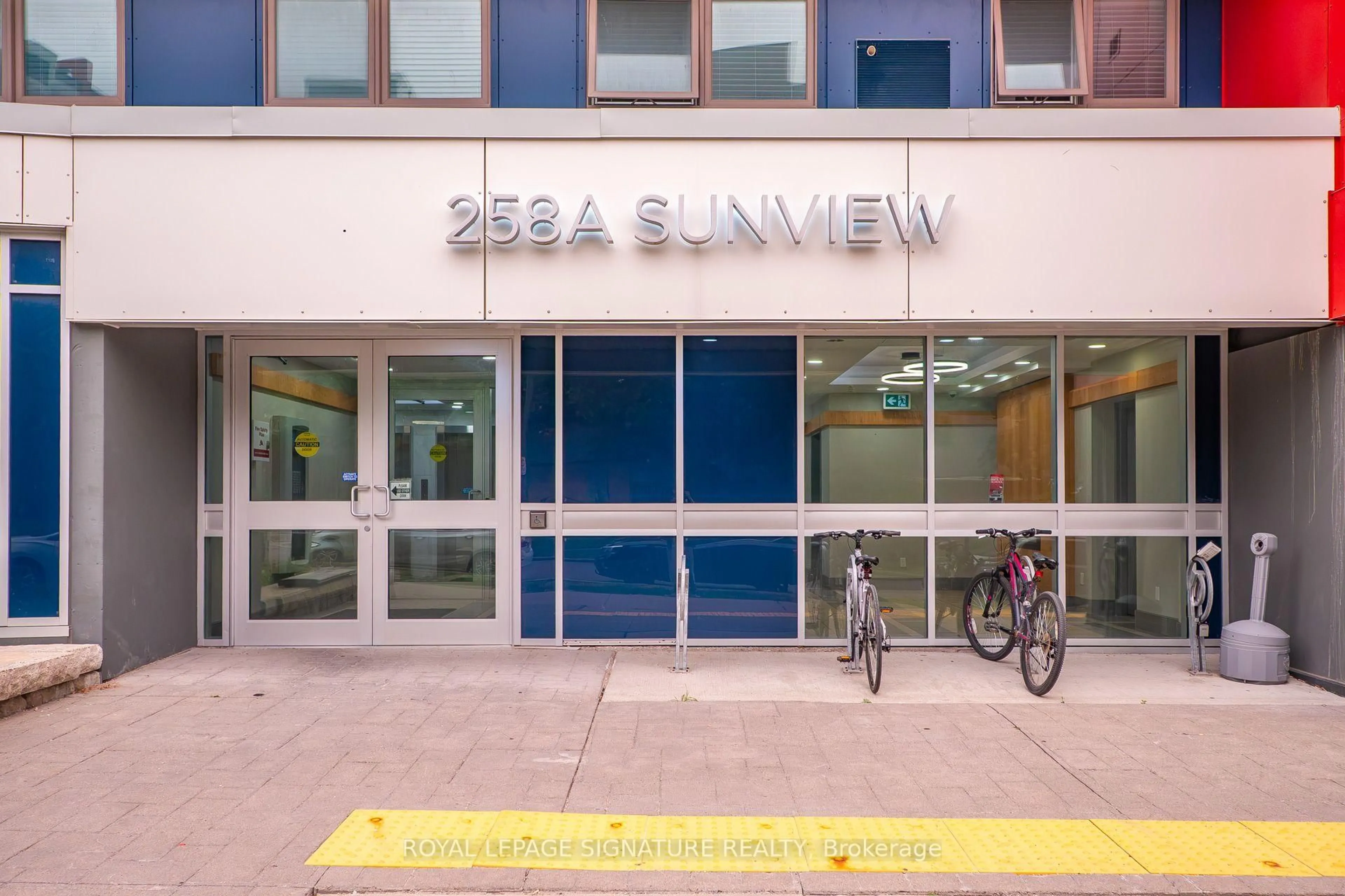 Indoor foyer for 258A Sunview St #125, Waterloo Ontario N2L 0H6