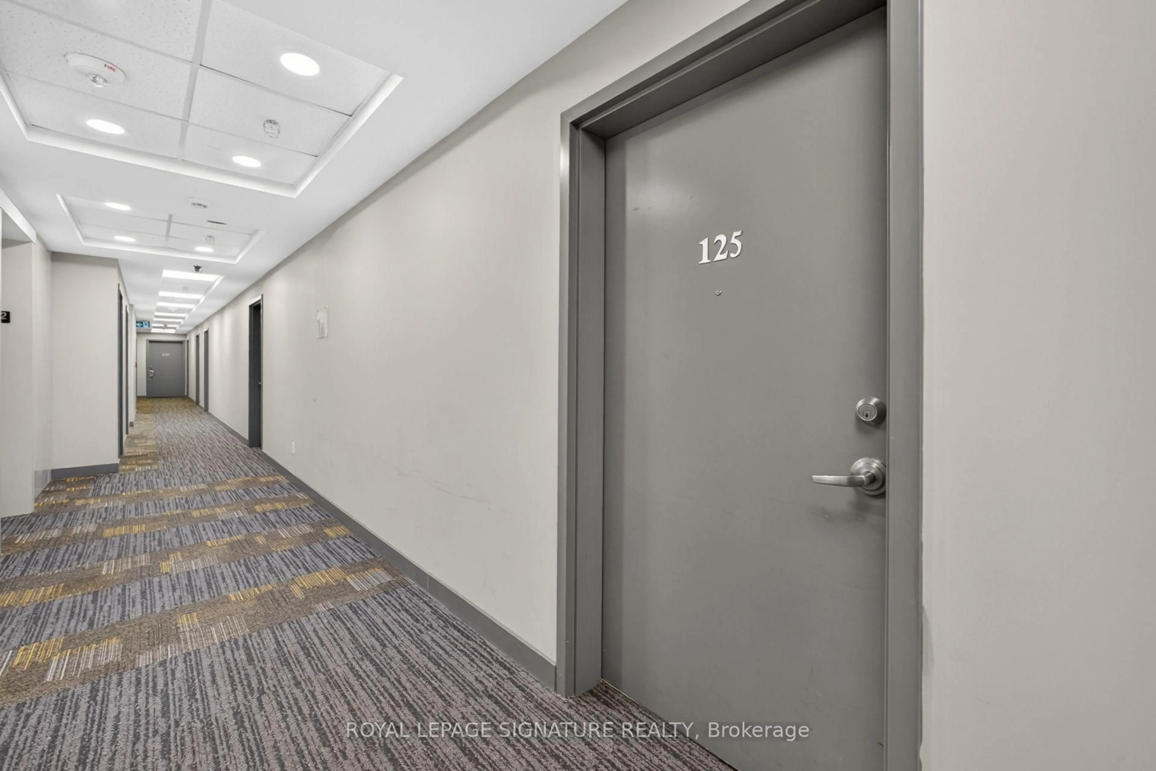 Indoor foyer for 258A Sunview St #125, Waterloo Ontario N2L 0H6