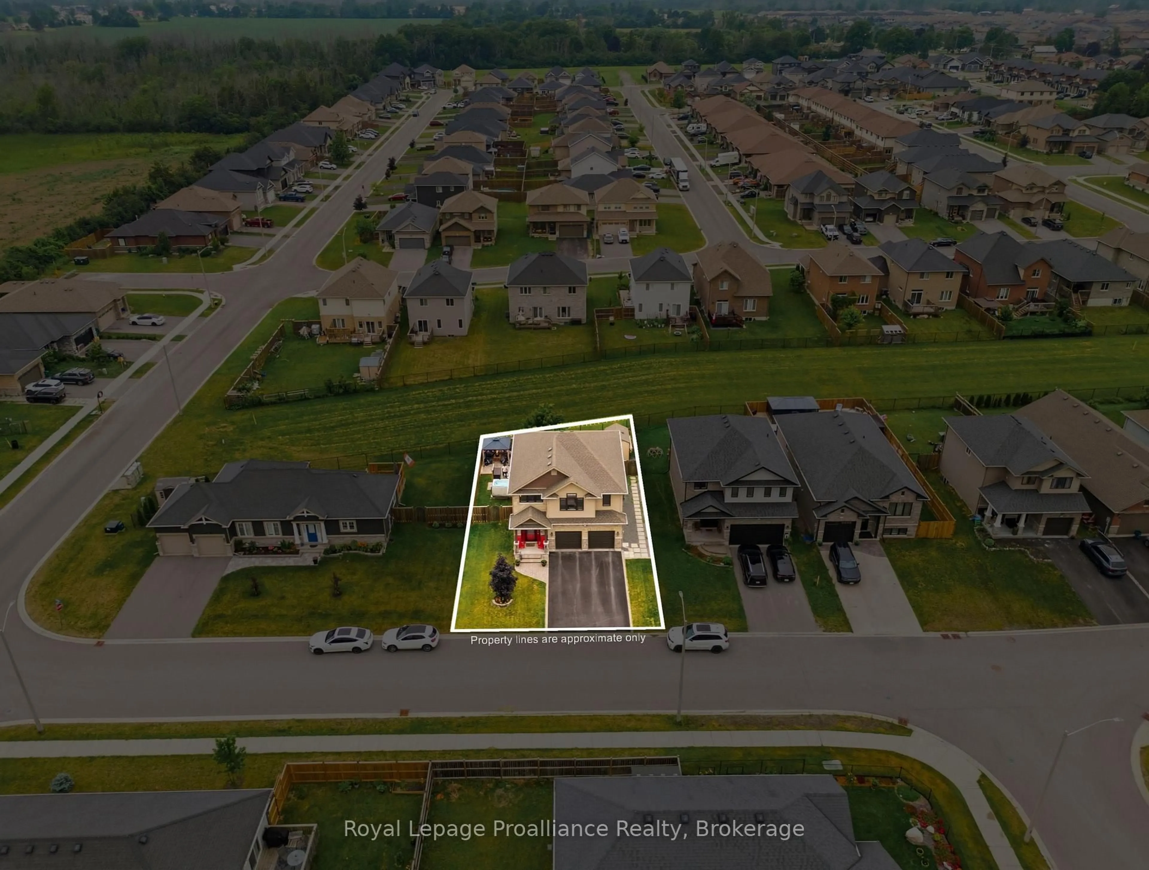 A pic from outside/outdoor area/front of a property/back of a property/a pic from drone, street for 32 Walnut Cres, Belleville Ontario K8N 0E4