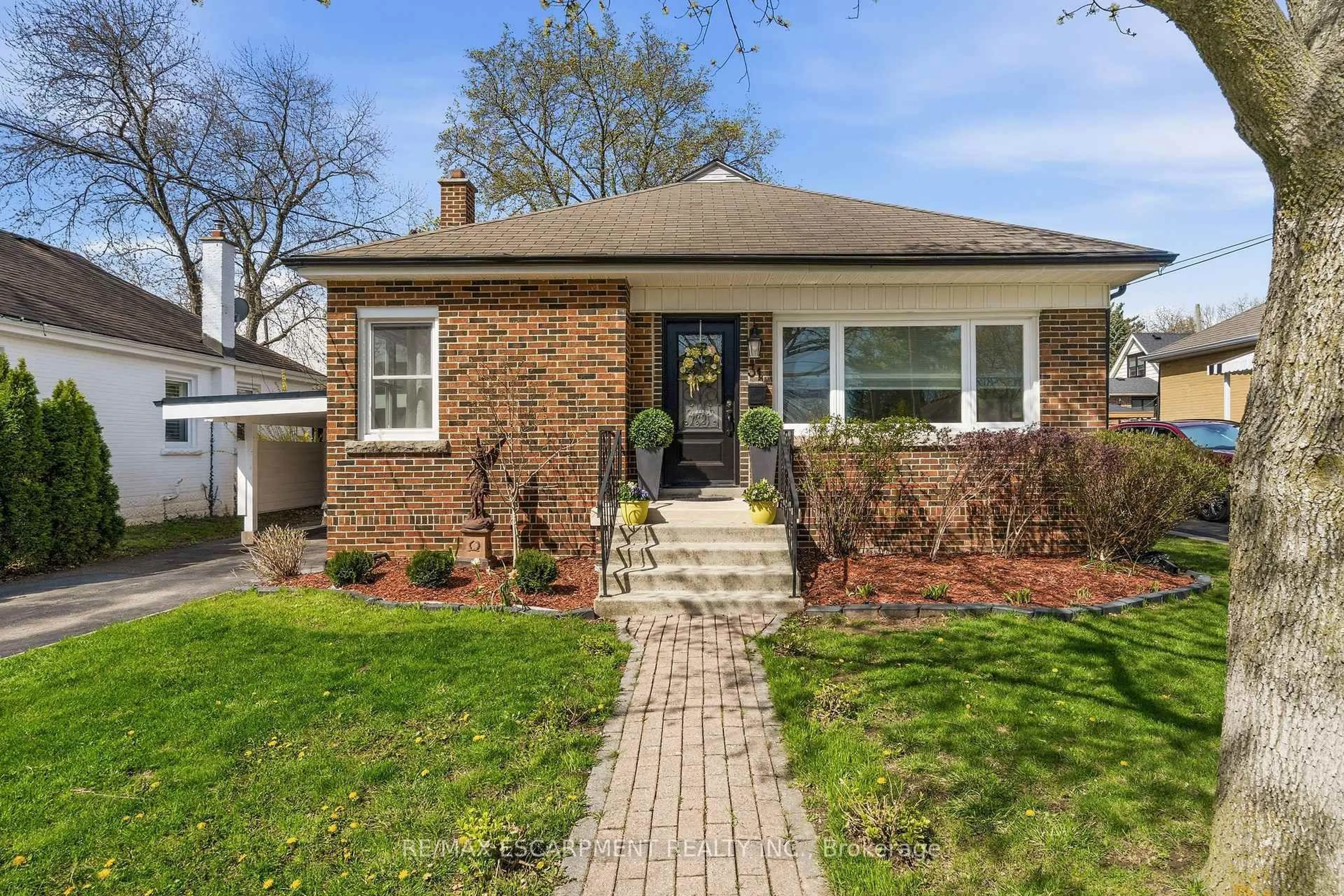 Home with brick exterior material, street for 31 CAMERON Ave, Hamilton Ontario L9H 1P6