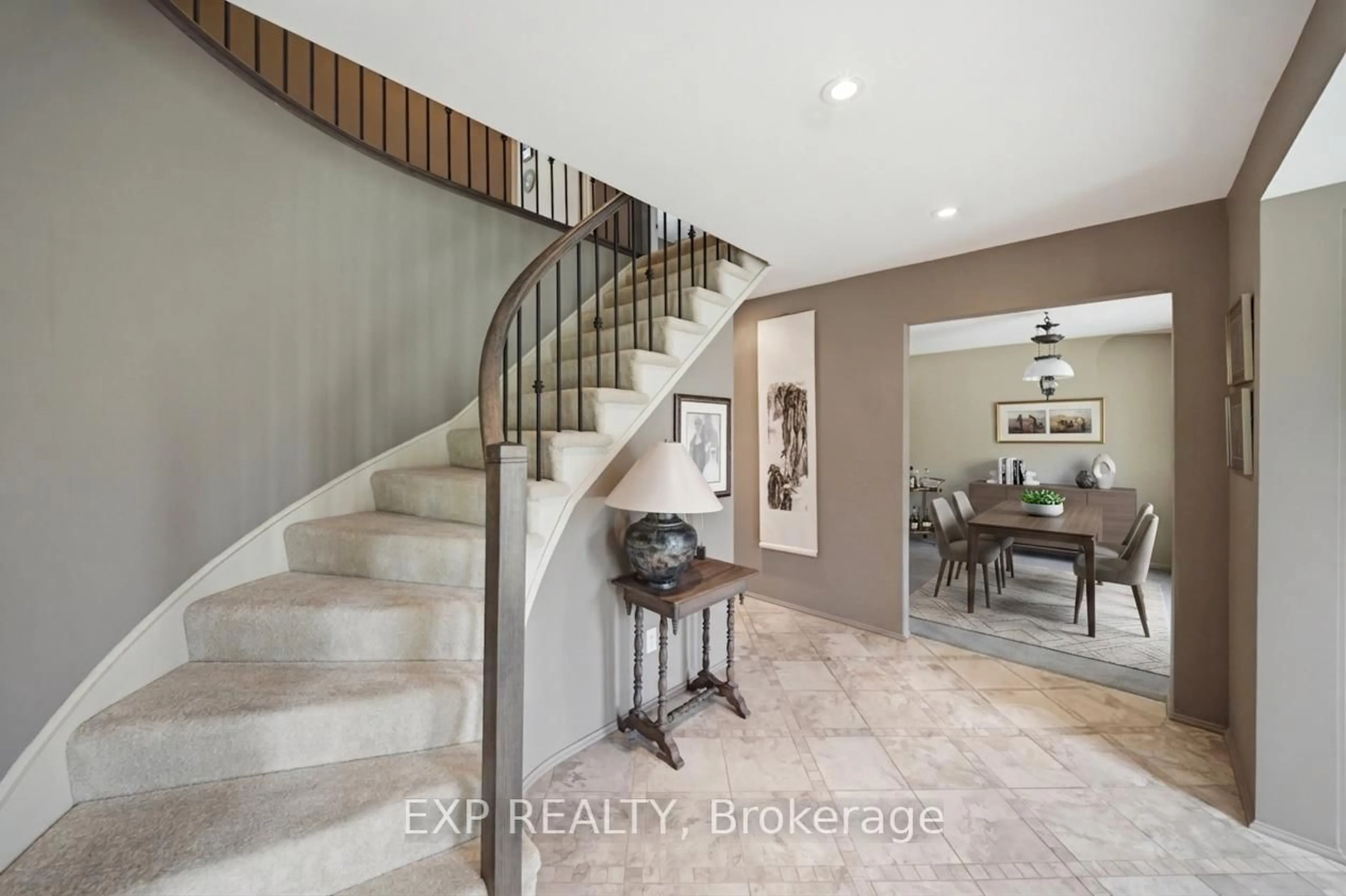 Indoor entryway for 919 Plante Dr, Ottawa Ontario K1V 9E3