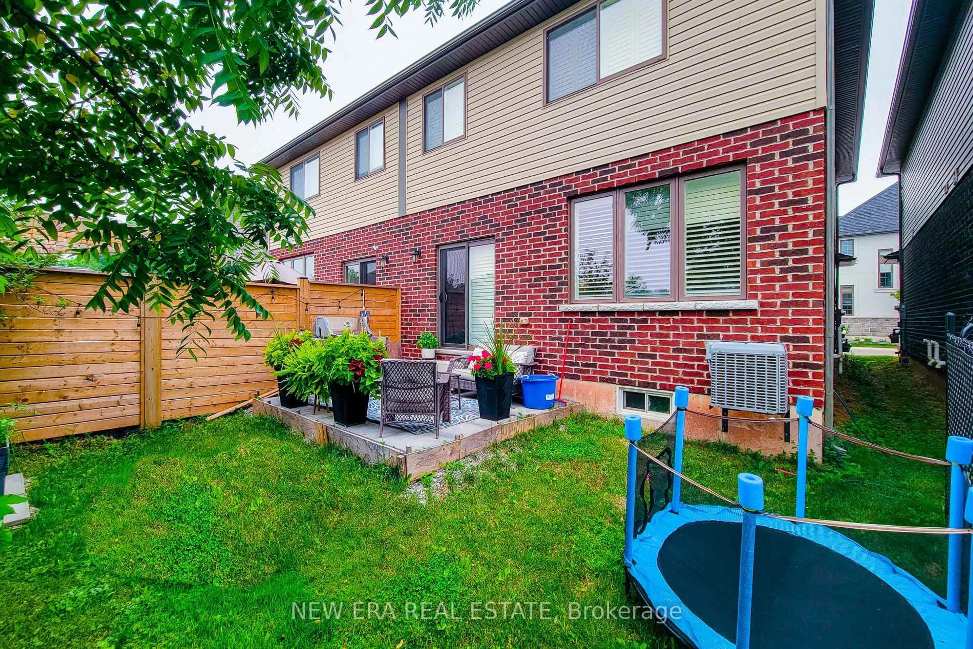Patio, street for 4297 East Ave #10, Lincoln Ontario L0R 1B6