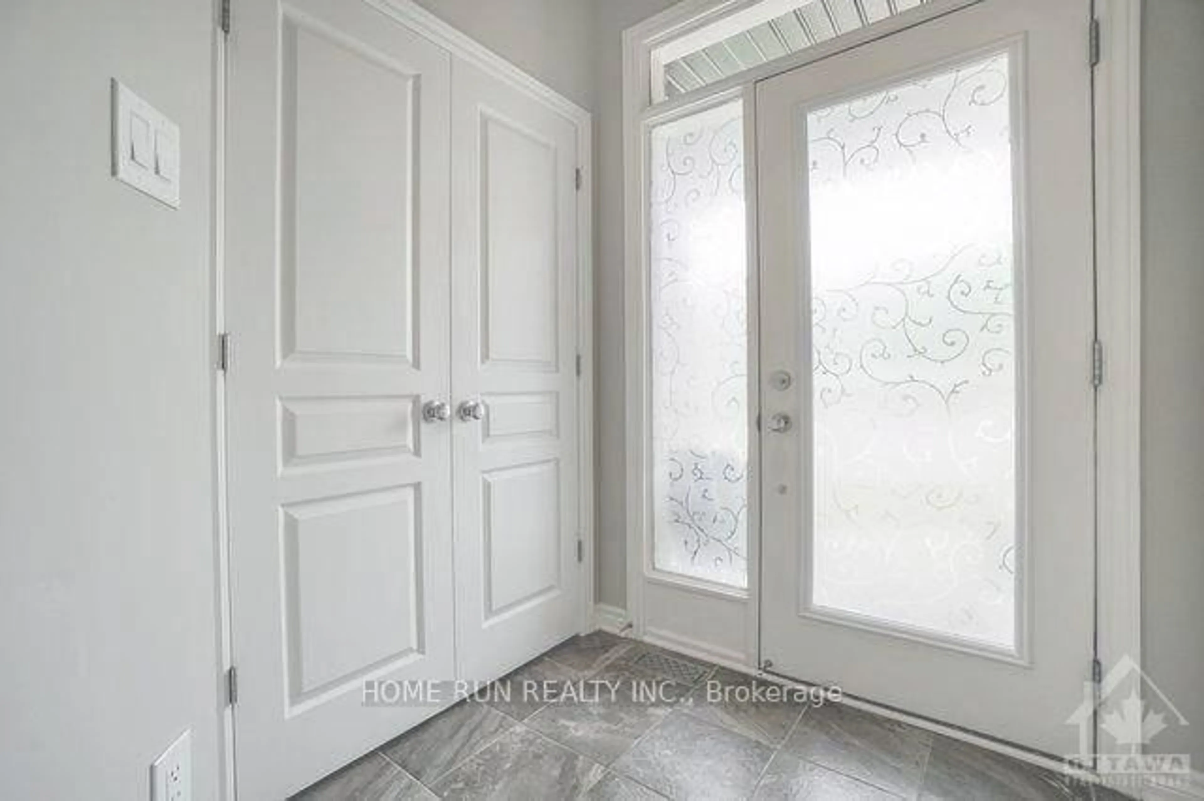 Indoor entryway for 637 Tennant Way, Ottawa Ontario K4M 0C7