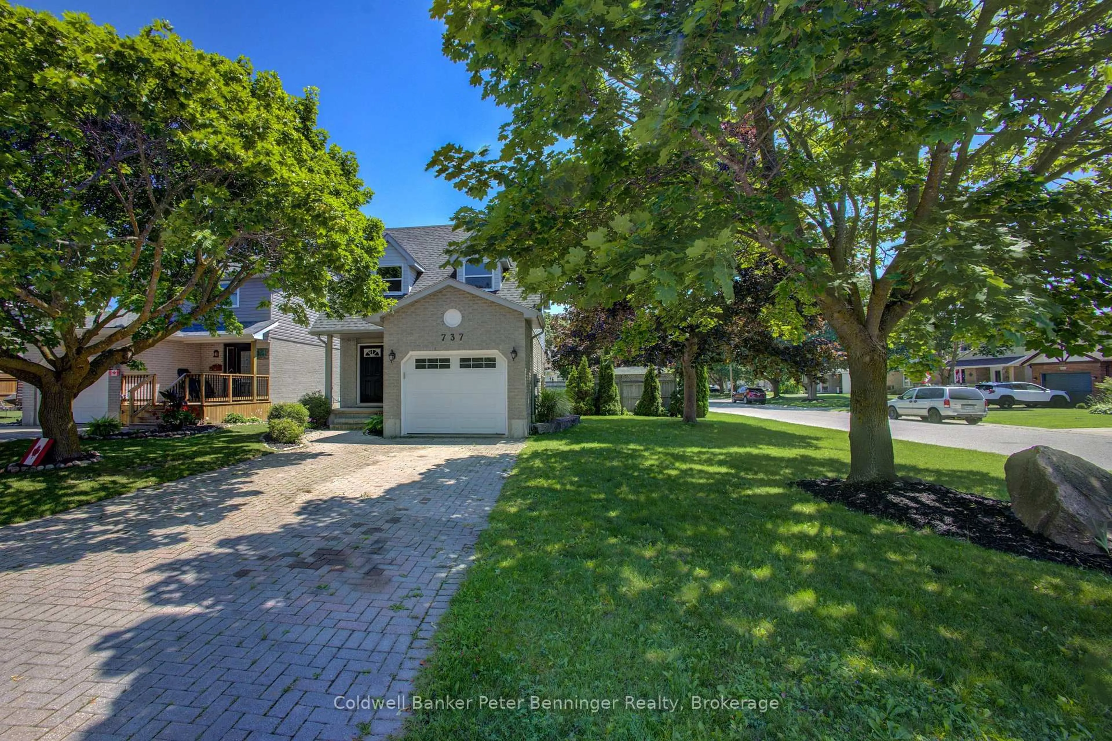 A pic from outside/outdoor area/front of a property/back of a property/a pic from drone, street for 737 Mackendrick Dr, Kincardine Ontario N2Z 3A4
