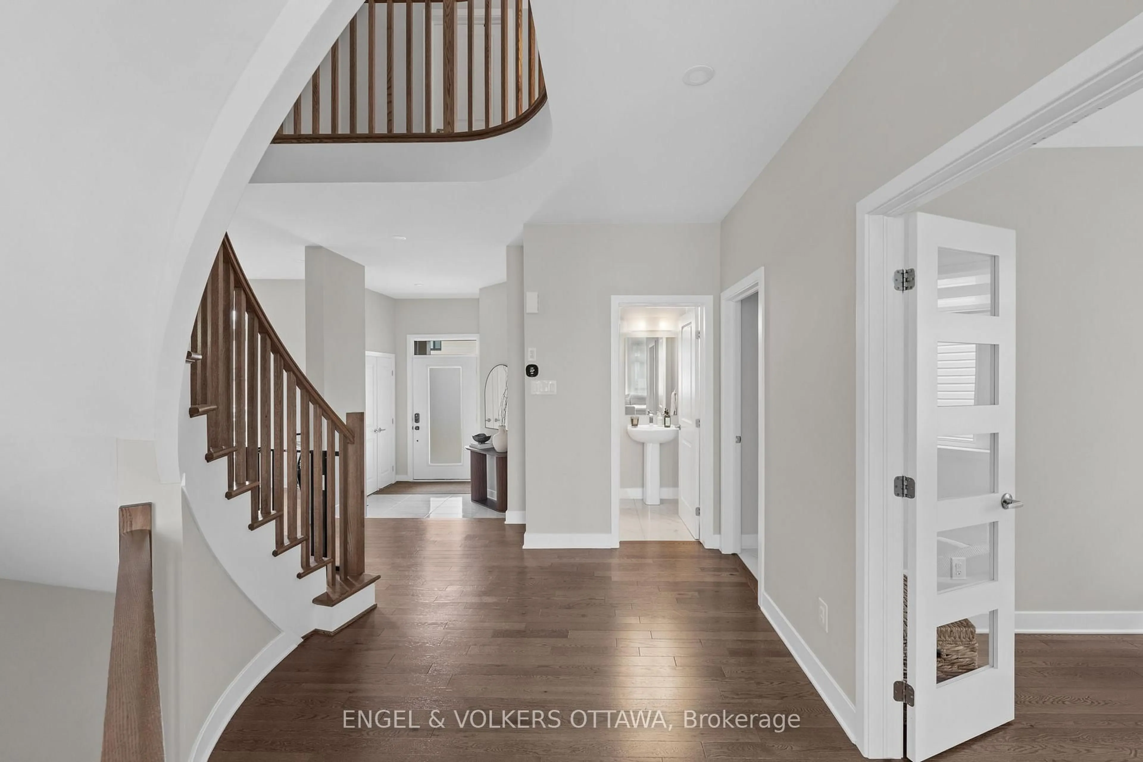 Indoor entryway for 351 Shuttleworth Dr, Ottawa Ontario K1T 0T6