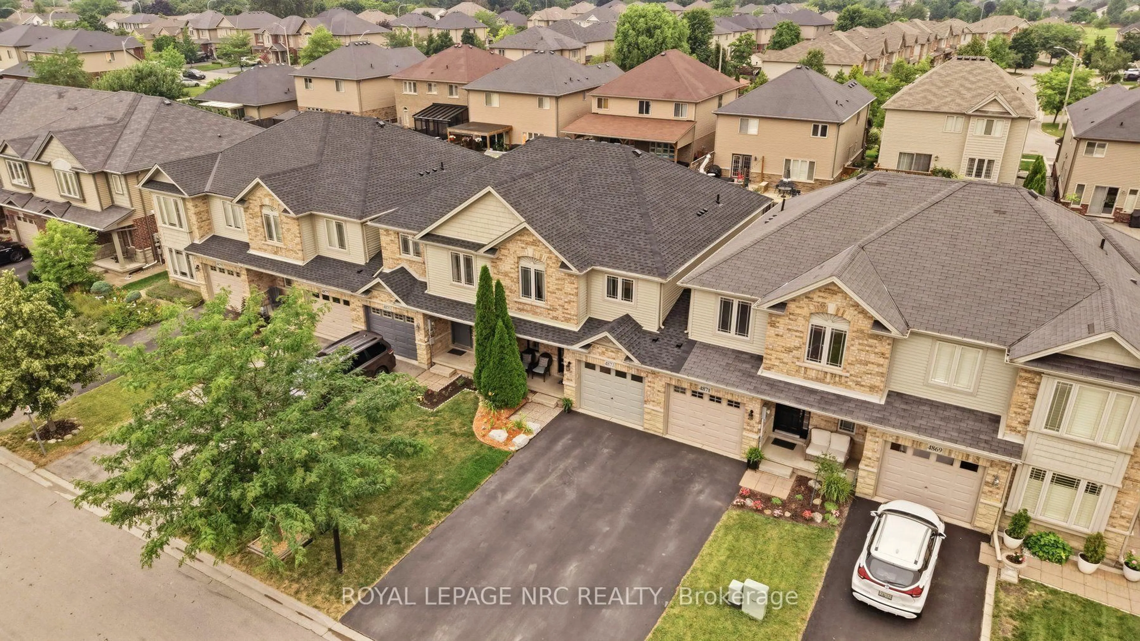 A pic from outside/outdoor area/front of a property/back of a property/a pic from drone, street for 4873 Adam Crt, Lincoln Ontario L3J 1M5