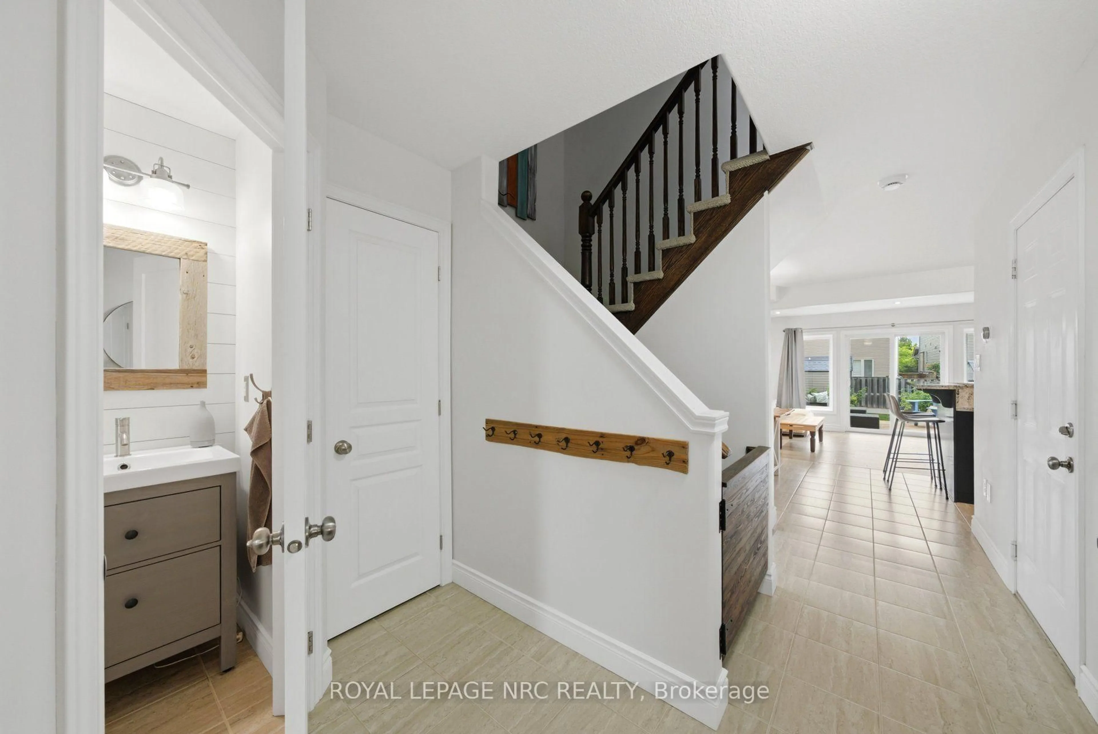 Indoor entryway for 4873 Adam Crt, Lincoln Ontario L3J 1M5