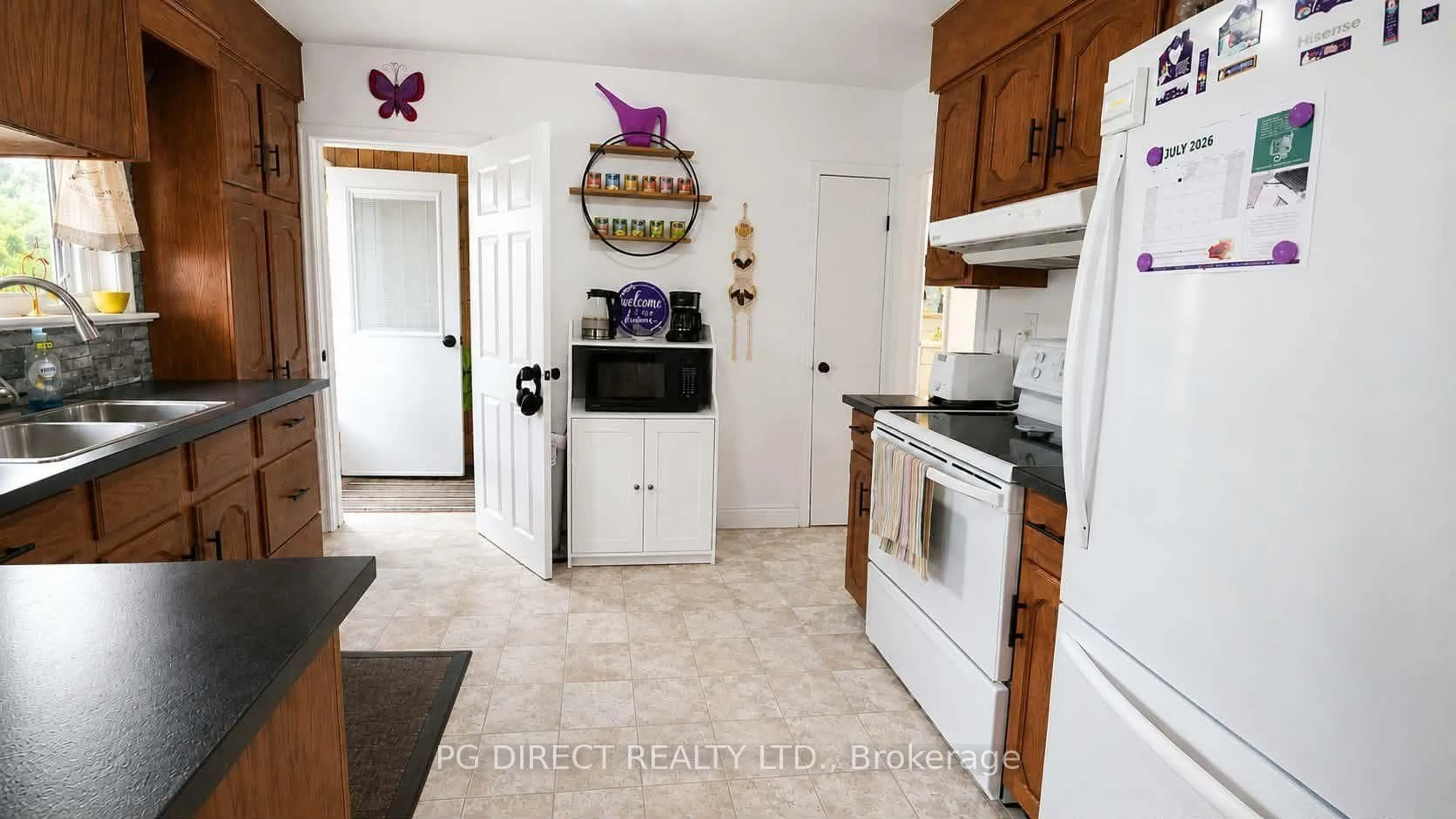 Standard kitchen, ceramic/tile floor for 41 First Ave, Quinte West Ontario K8V 4C2