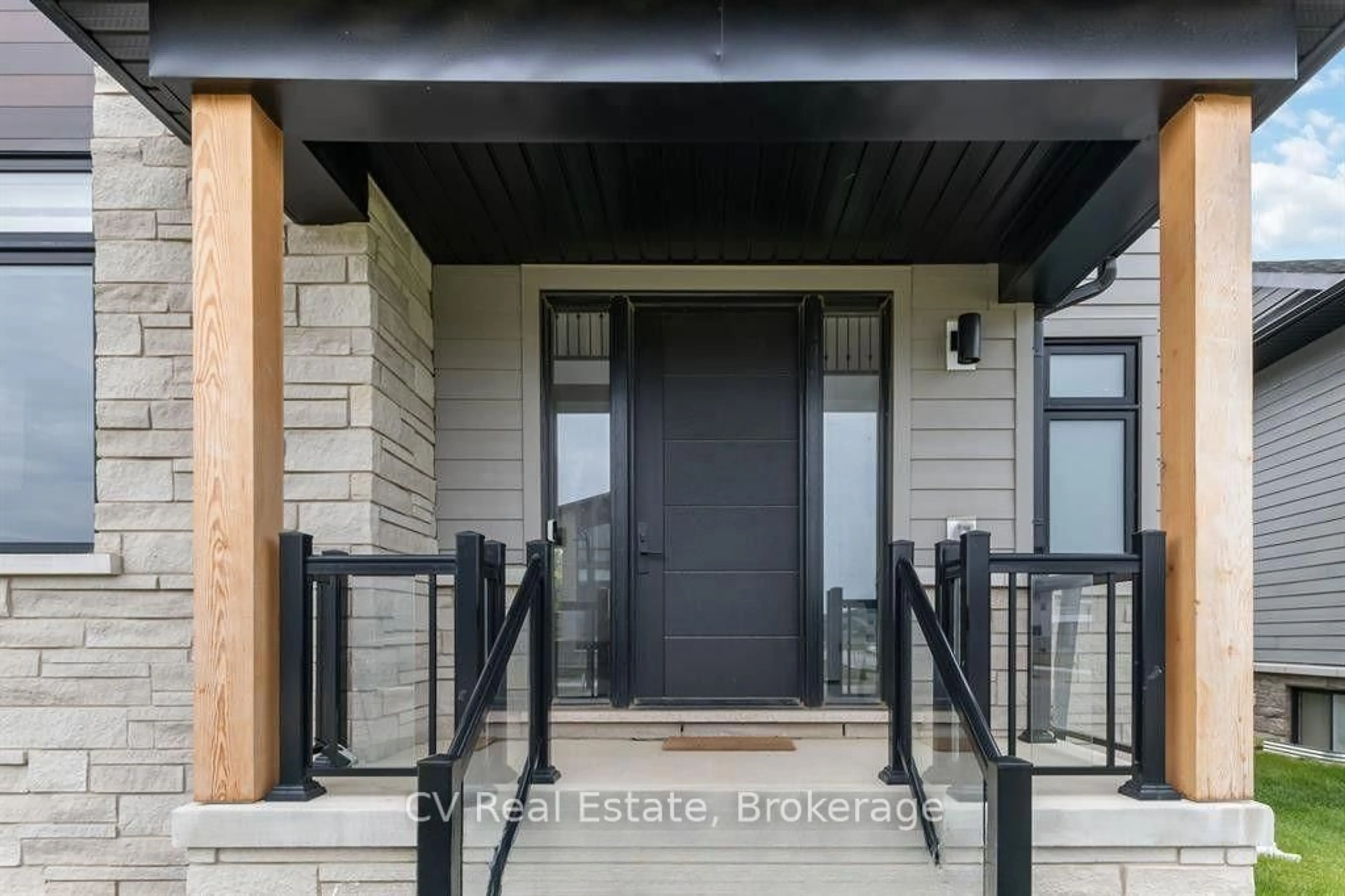 Indoor entryway for 125 Stoneleigh Dr, Blue Mountains Ontario L9Y 4X5