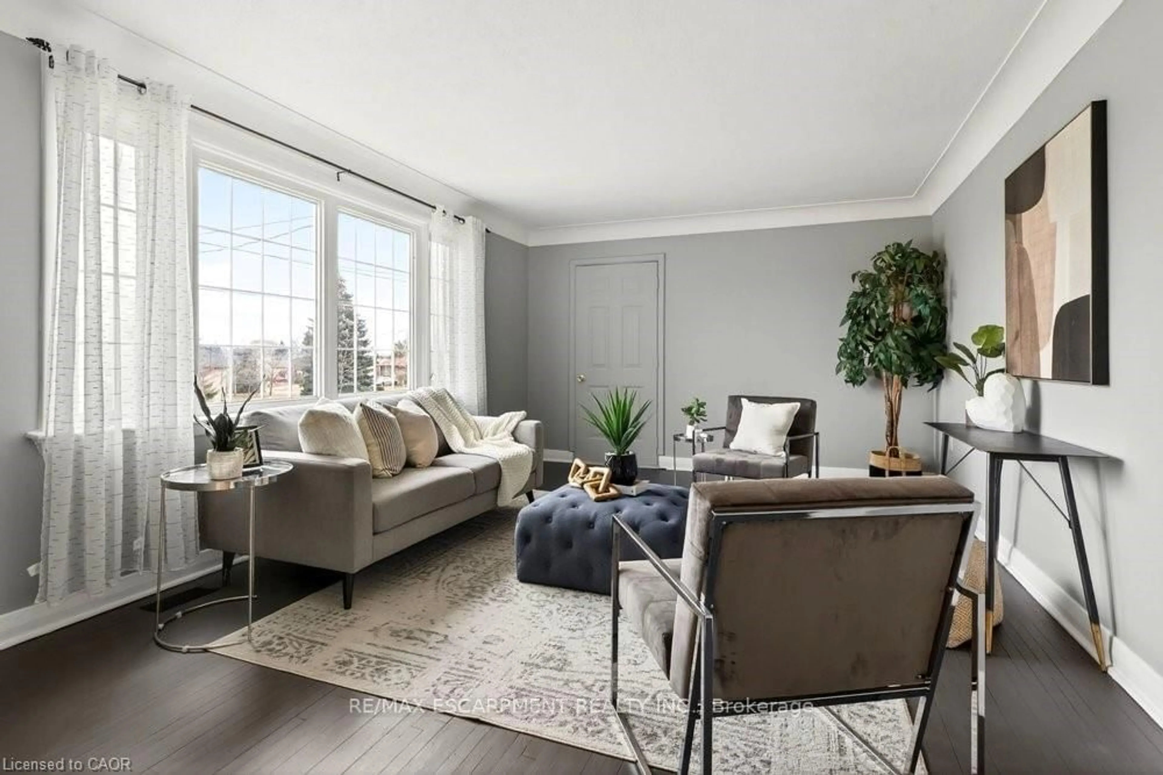 Living room with furniture, unknown for 76 MARGARET Ave, Hamilton Ontario L8G 3G5