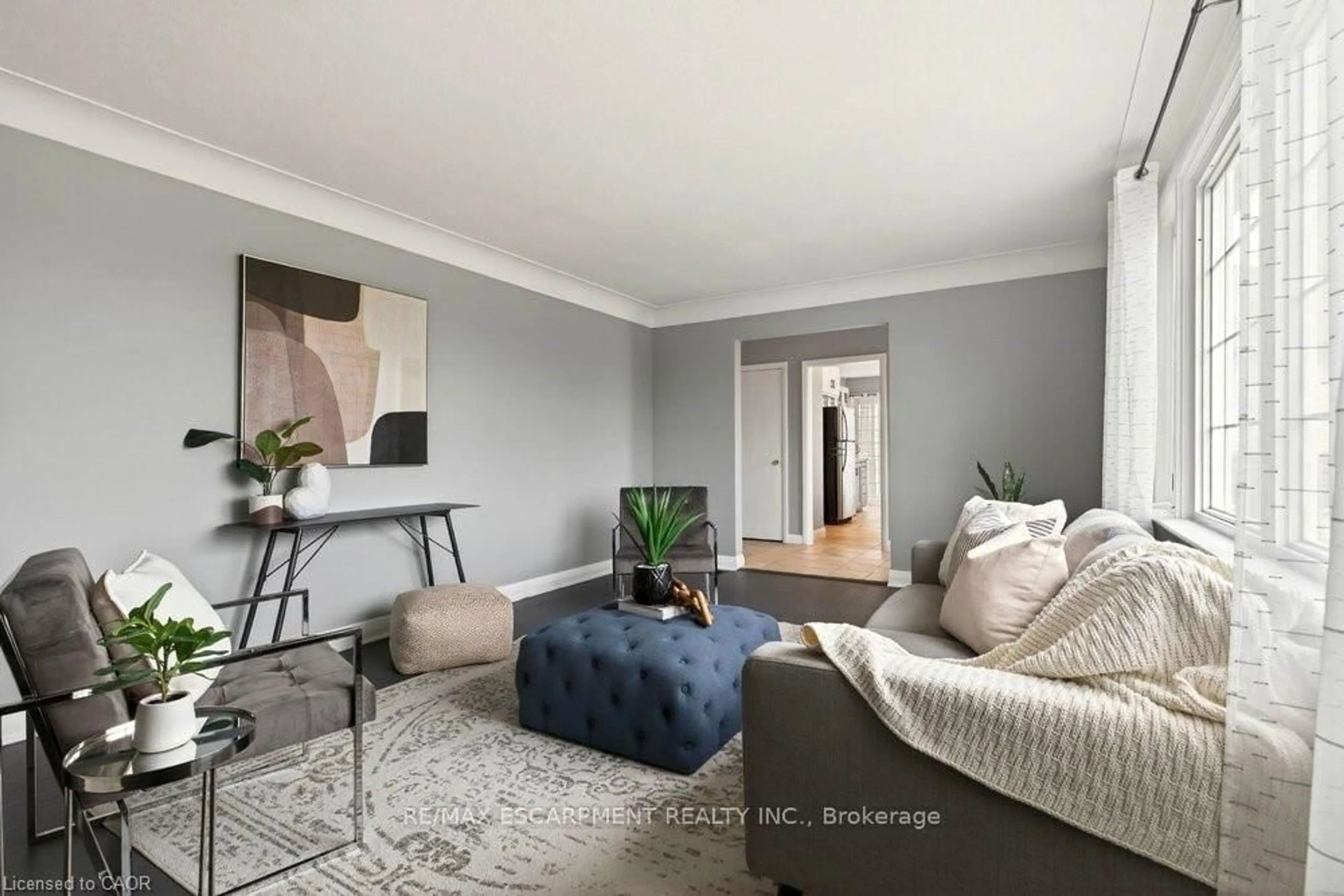 Living room with furniture, unknown for 76 MARGARET Ave, Hamilton Ontario L8G 3G5