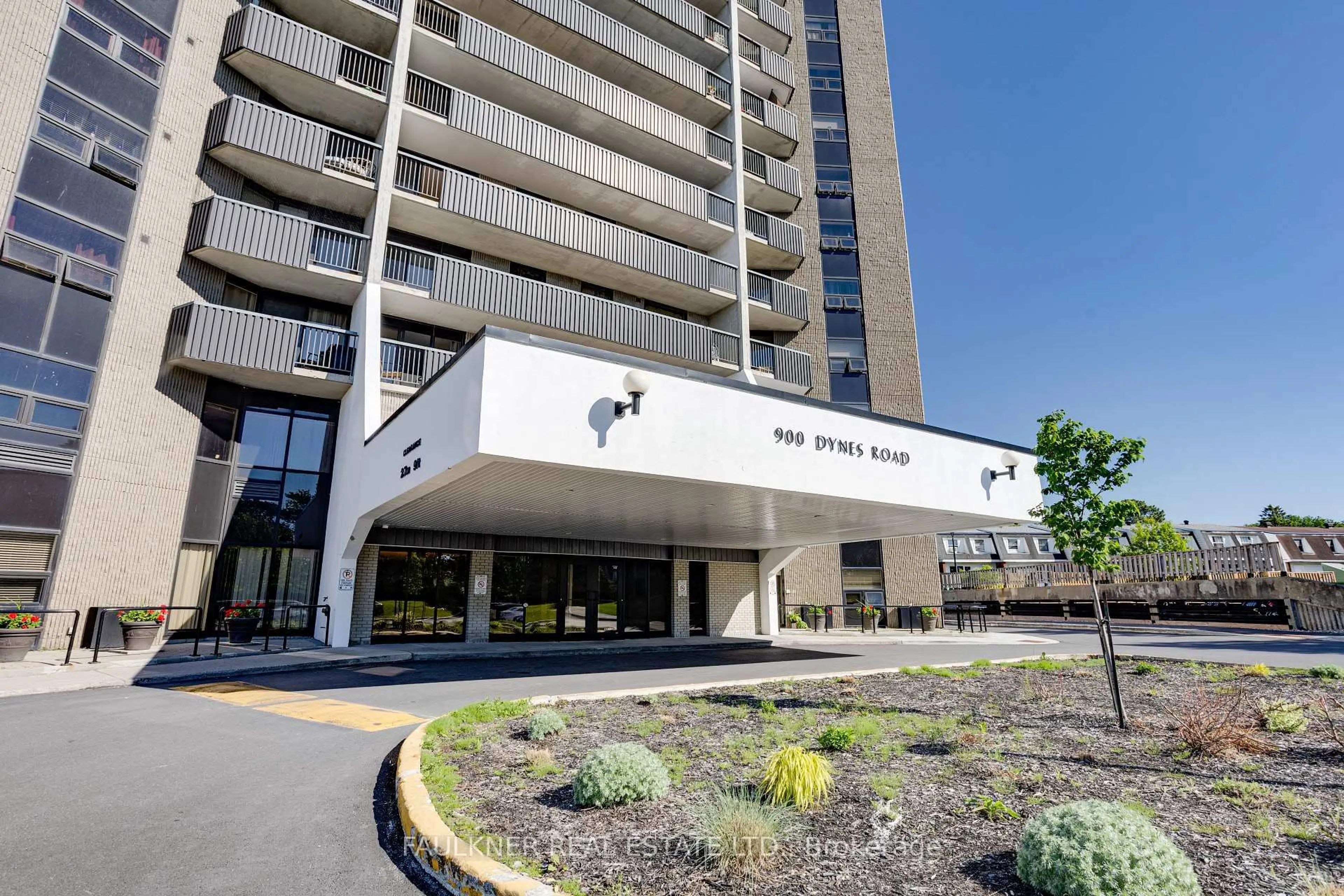 Indoor foyer for 900 Dynes Rd #1104, Ottawa Ontario K2C 3L6