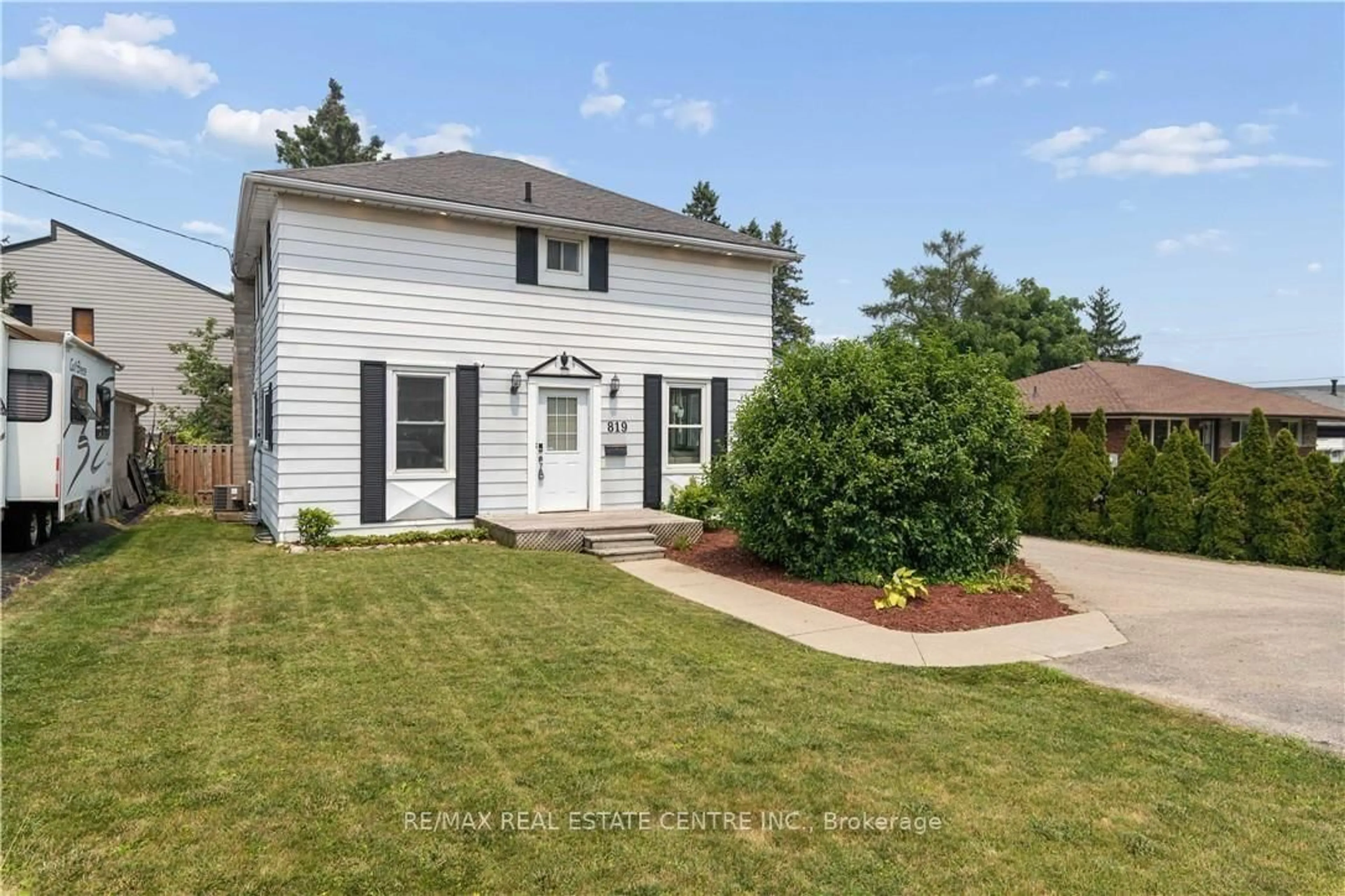 Home with vinyl exterior material, street for 819 Devonshire Ave, Woodstock Ontario N4S 5R7