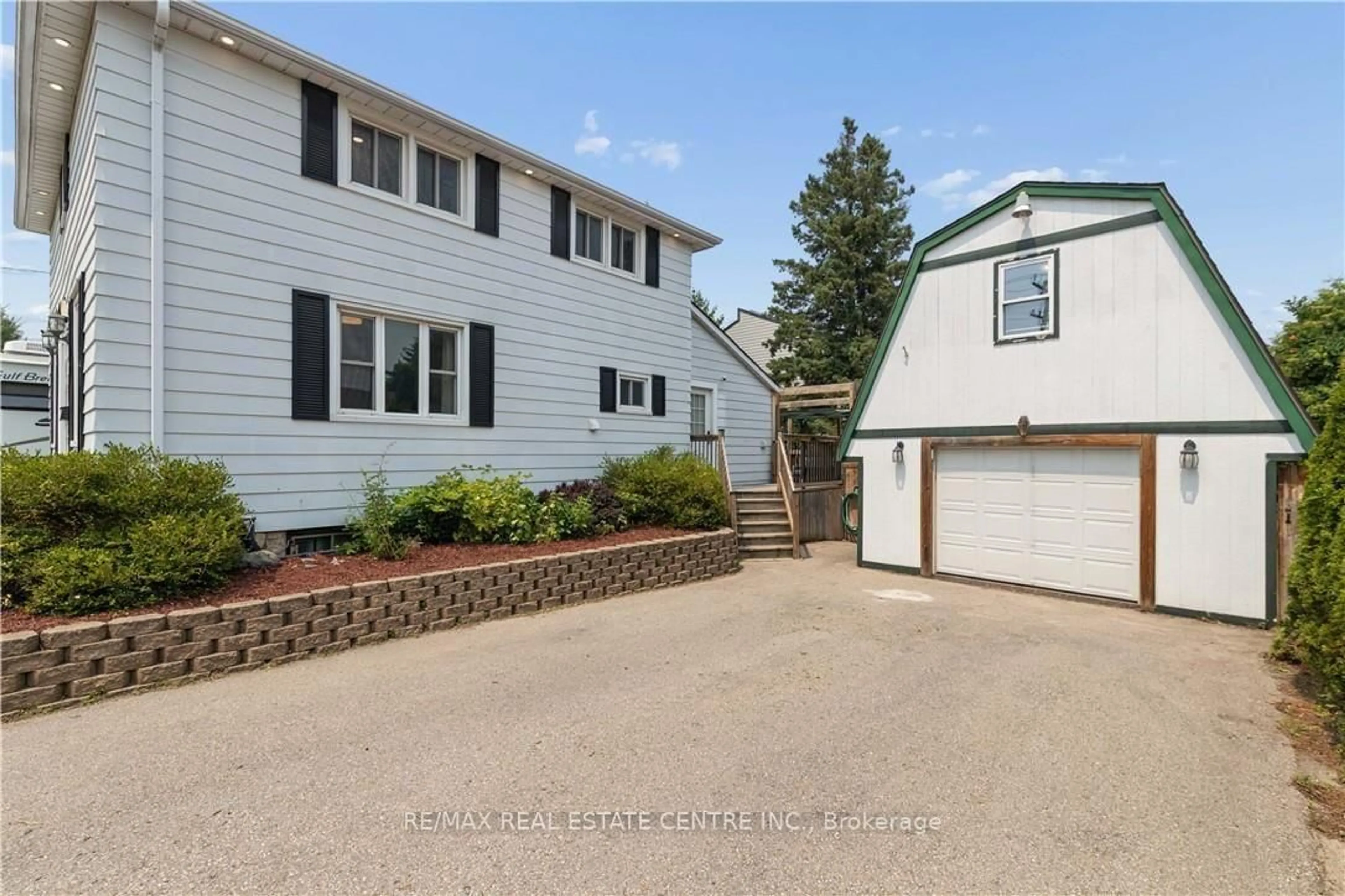A pic from outside/outdoor area/front of a property/back of a property/a pic from drone, street for 819 Devonshire Ave, Woodstock Ontario N4S 5R7