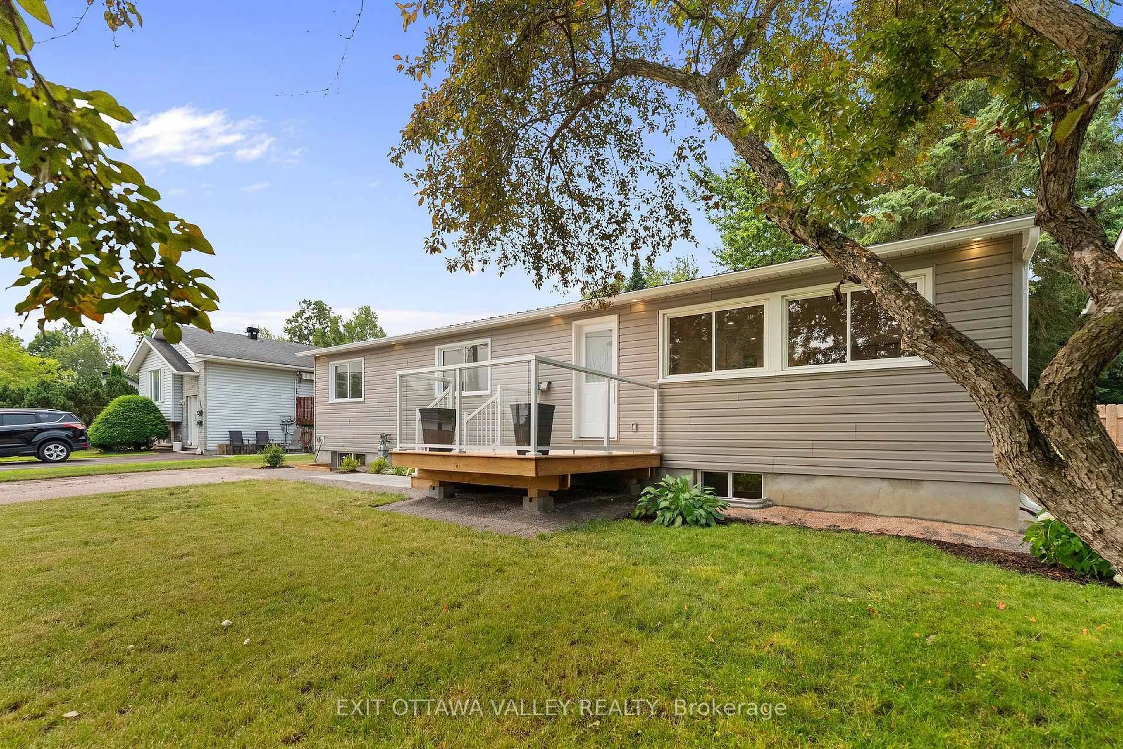 Home with vinyl exterior material, water/lake/river/ocean view for 5 Selkirk St, Petawawa Ontario K8H 1N8