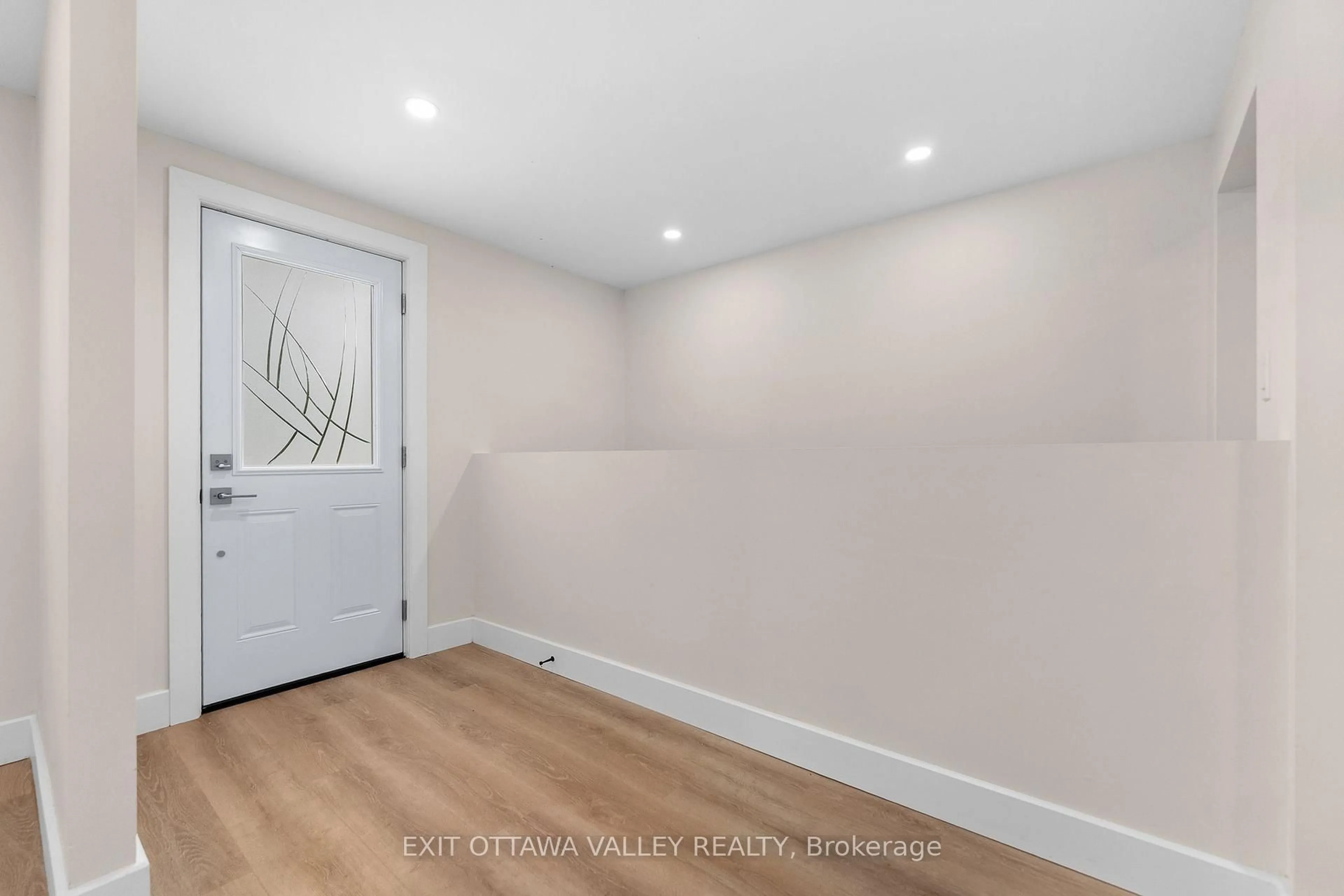 Indoor entryway for 5 Selkirk St, Petawawa Ontario K8H 1N8