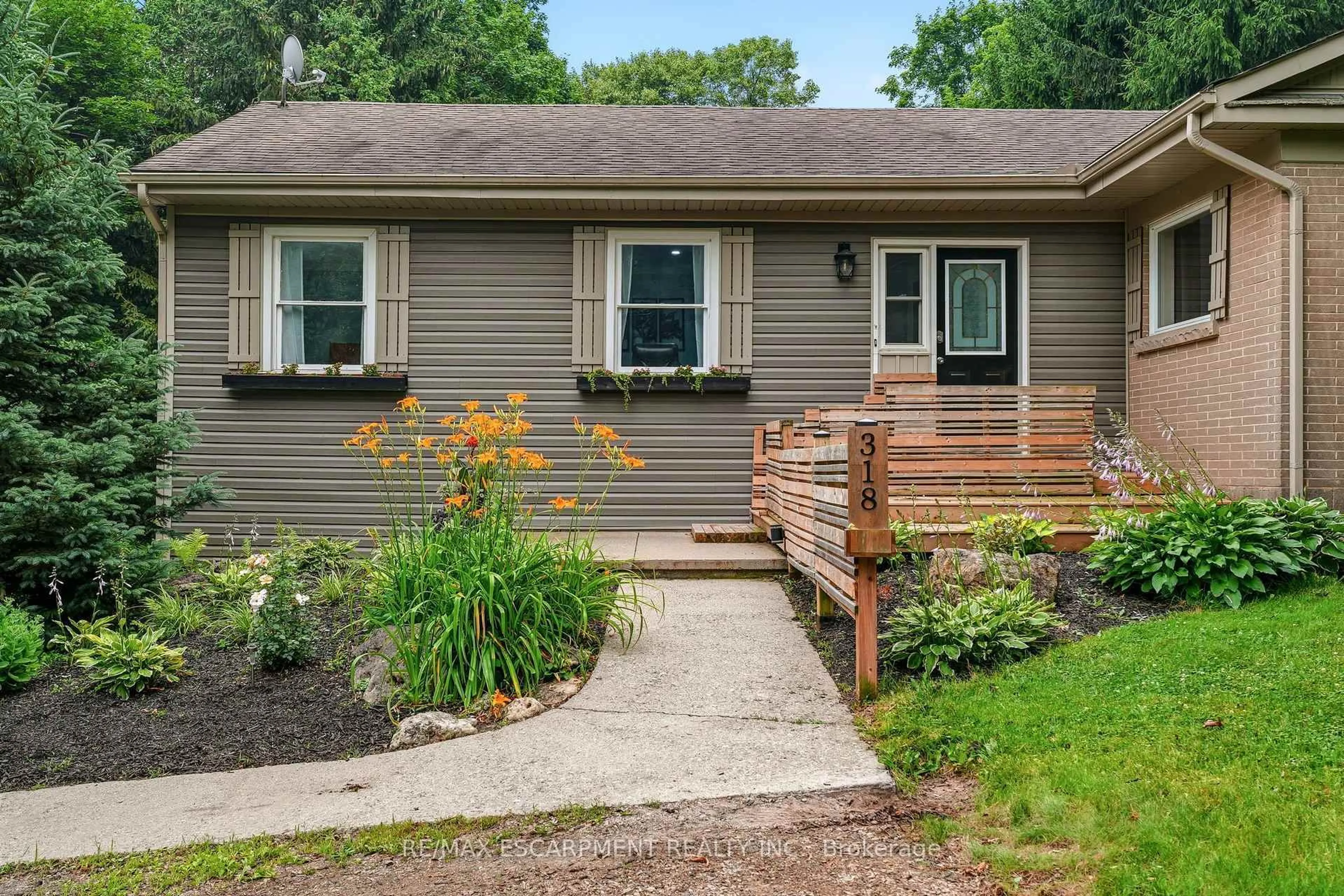 Home with vinyl exterior material, street for 318 10th Concession Road E, Hamilton Ontario L8B 1H6