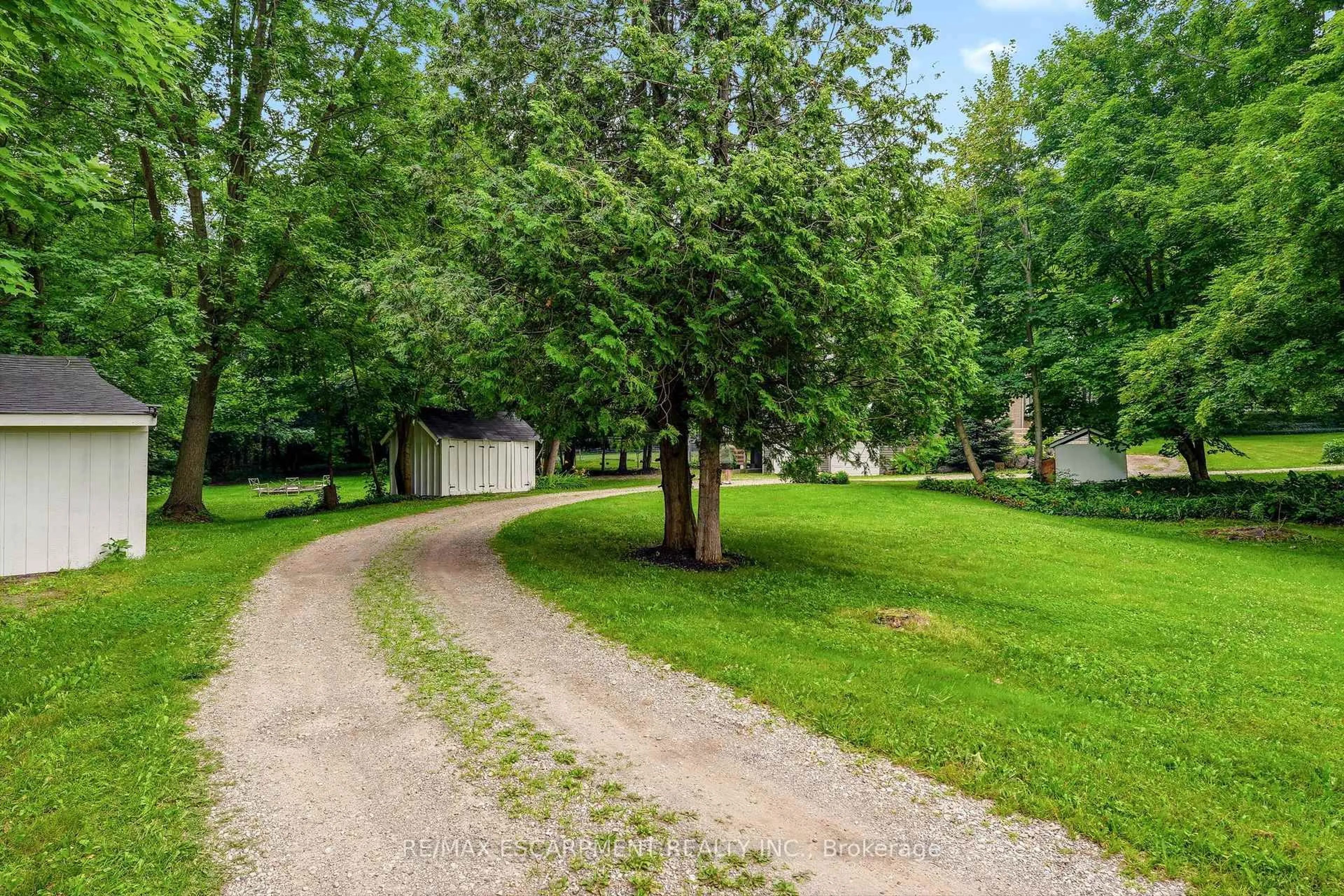 A pic from outside/outdoor area/front of a property/back of a property/a pic from drone, unknown for 318 10th Concession Road E, Hamilton Ontario L8B 1H6
