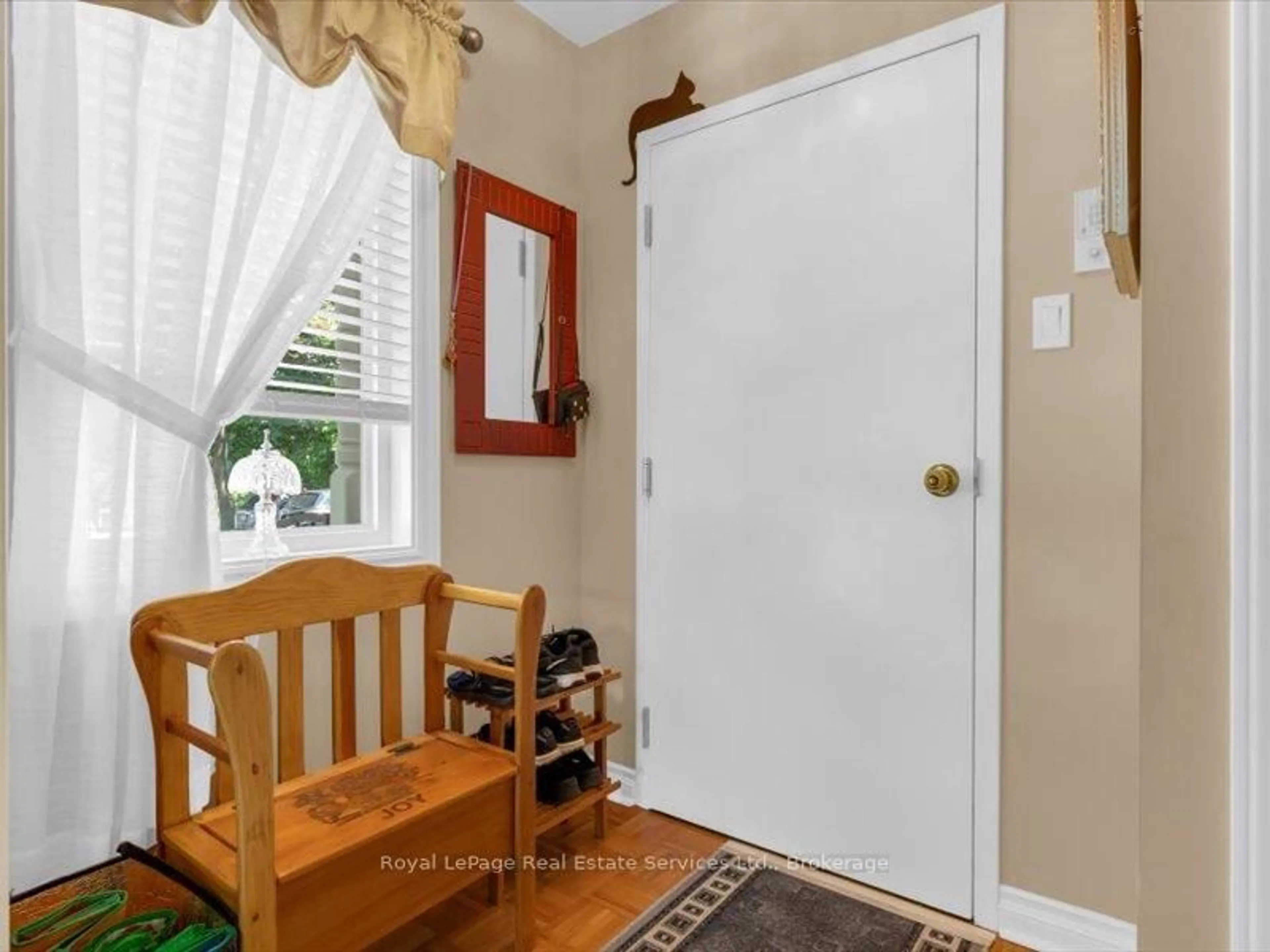 Indoor entryway for 81 Hamilton St, Hamilton Ontario L0R 2H0