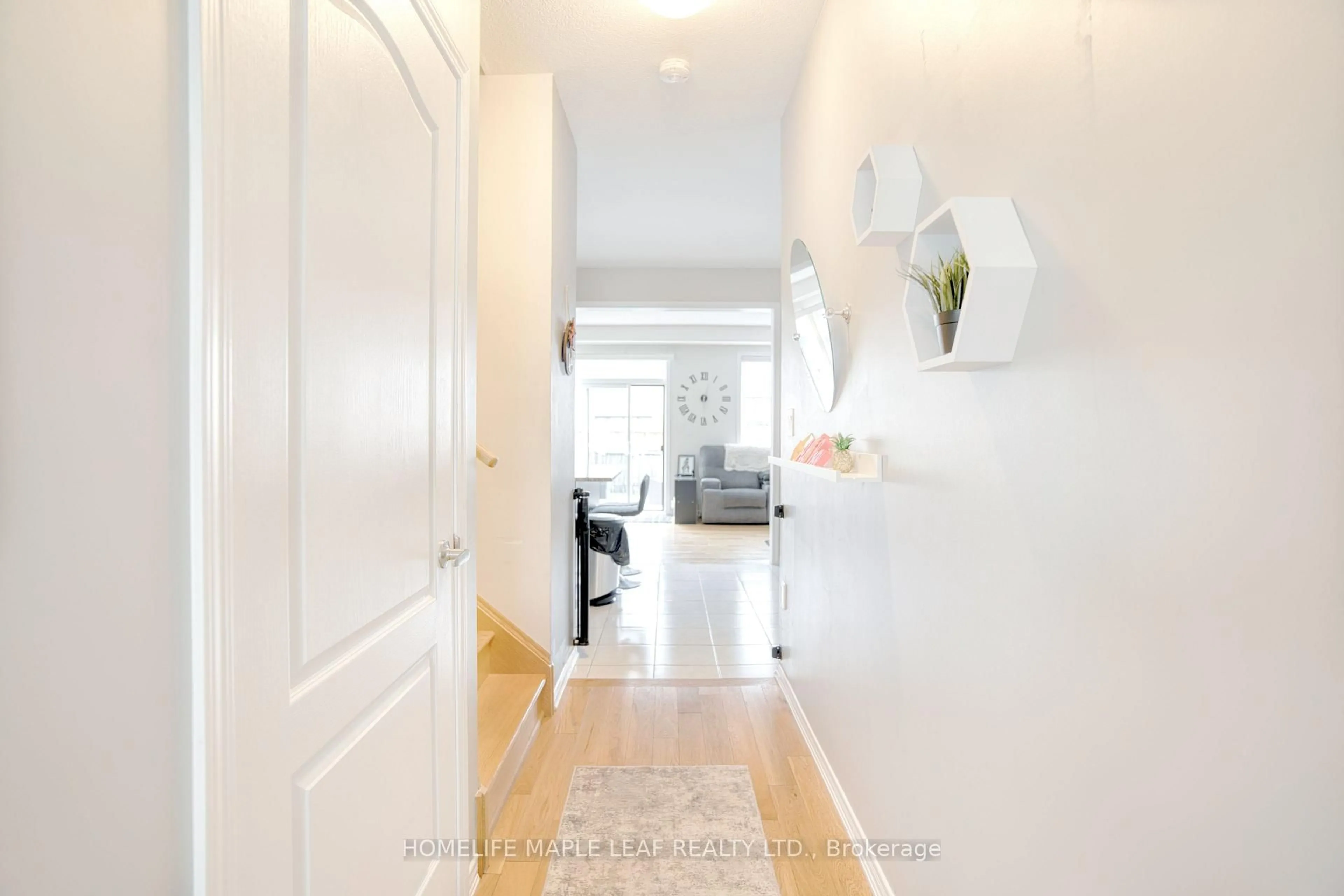 Indoor entryway for 232 BEDROCK Dr, Hamilton Ontario L8J 0M2