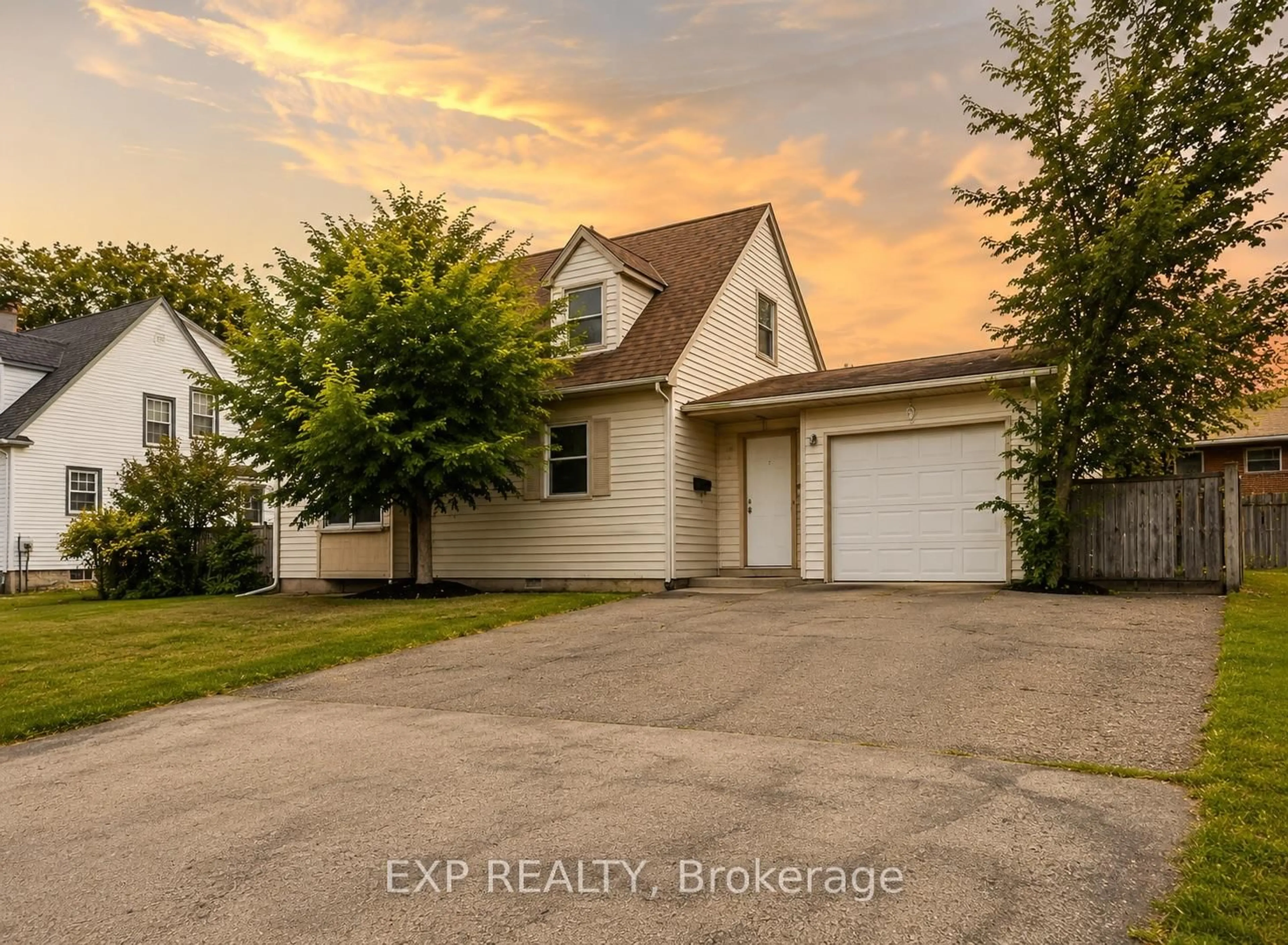 A pic from outside/outdoor area/front of a property/back of a property/a pic from drone, street for 208 Thorold Rd, Welland Ontario L3C 3V7