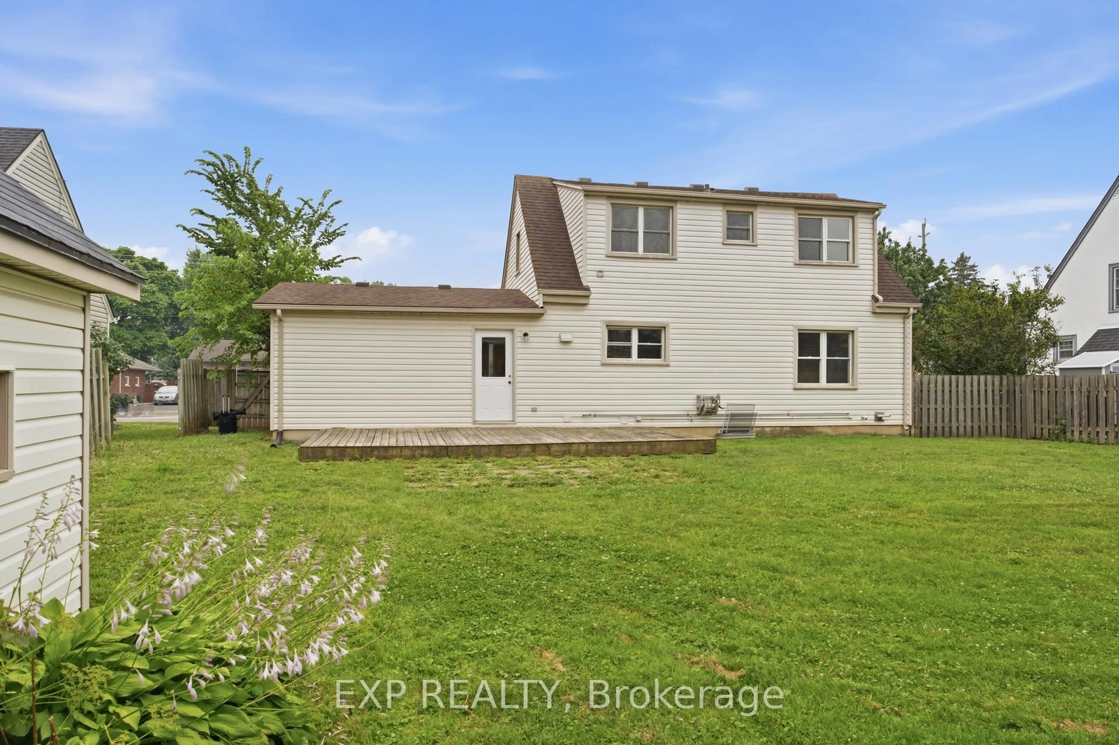 A pic from outside/outdoor area/front of a property/back of a property/a pic from drone, water/lake/river/ocean view for 208 Thorold Rd, Welland Ontario L3C 3V7