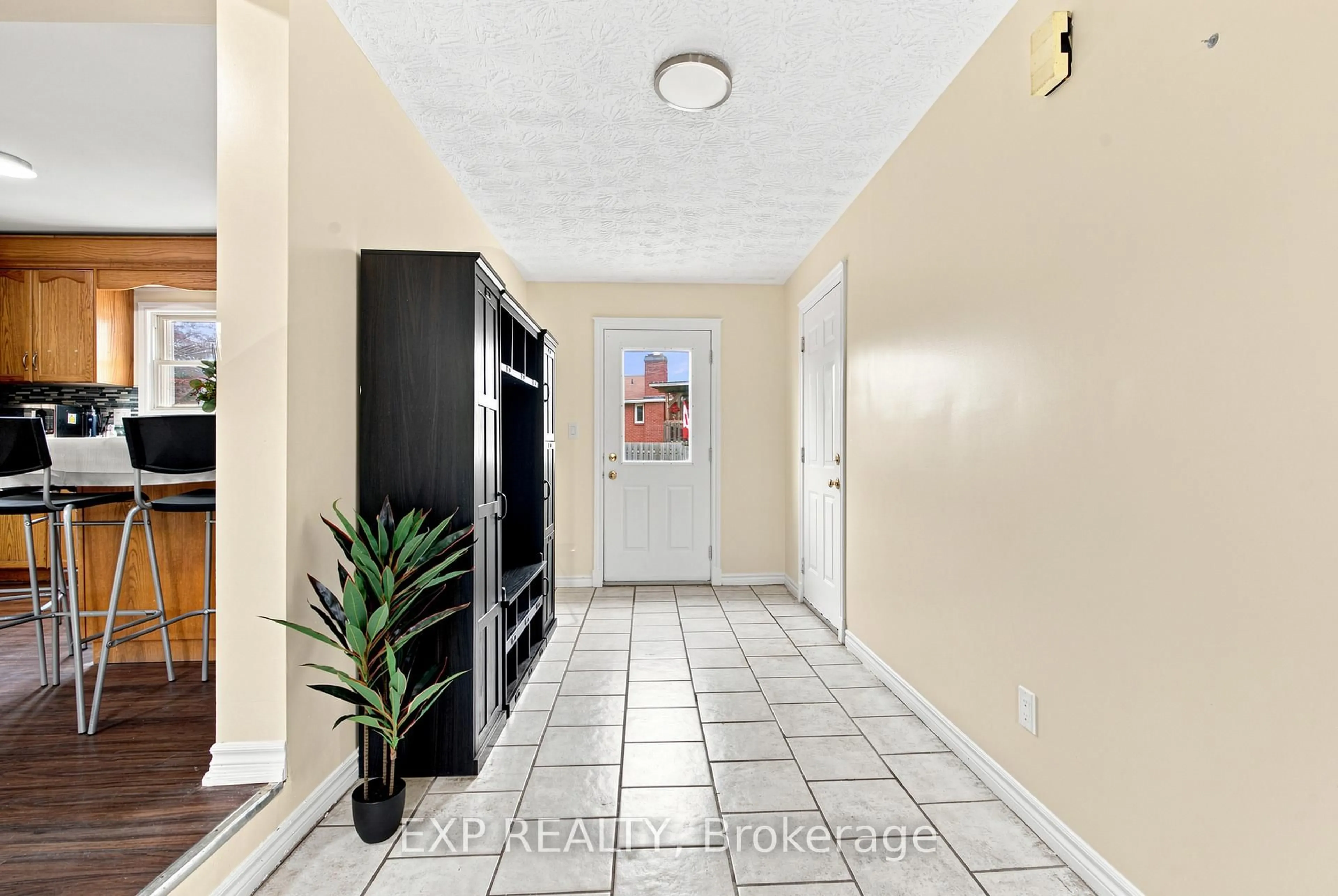 Indoor entryway for 208 Thorold Rd, Welland Ontario L3C 3V7