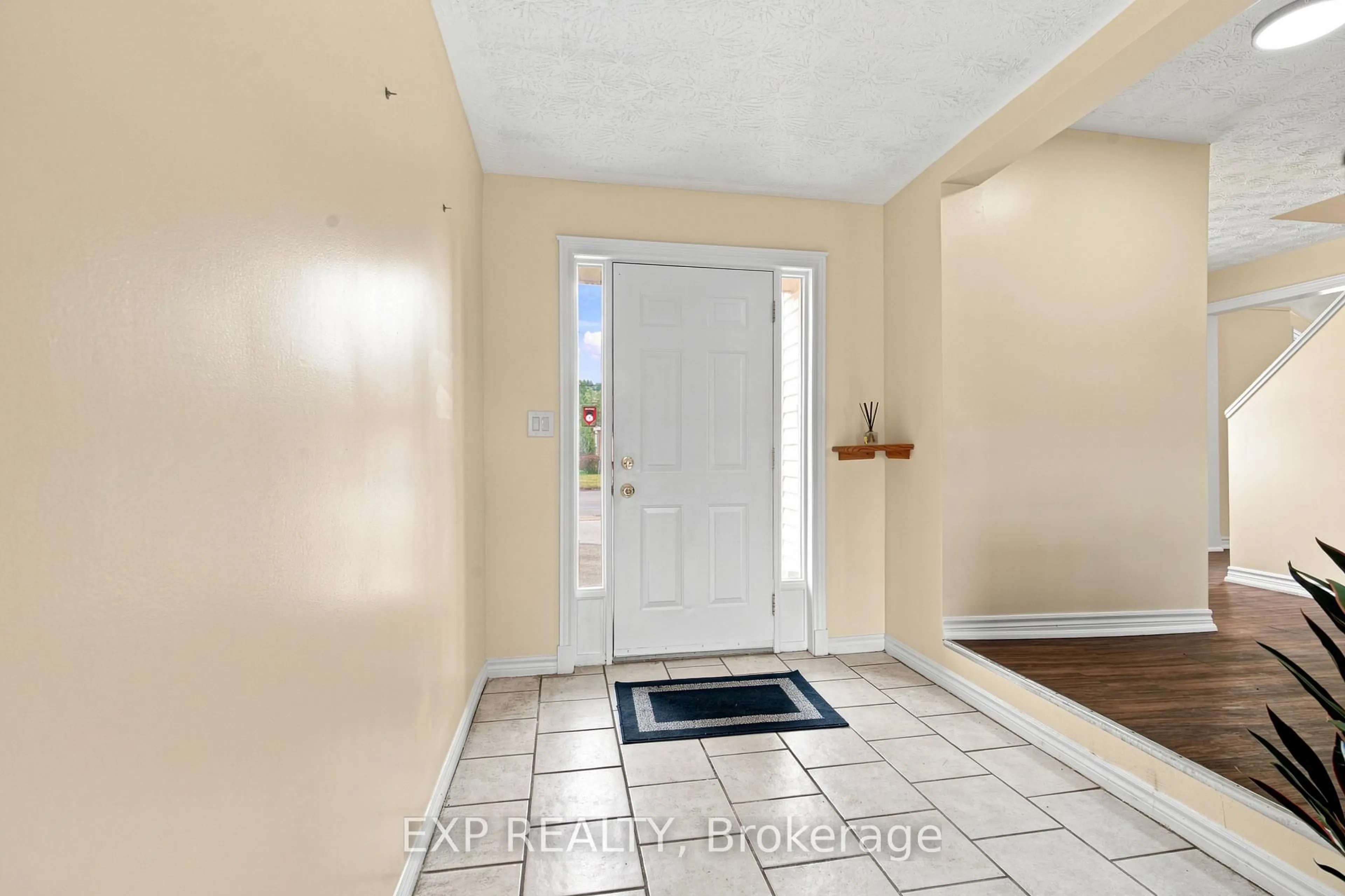 Indoor entryway for 208 Thorold Rd, Welland Ontario L3C 3V7