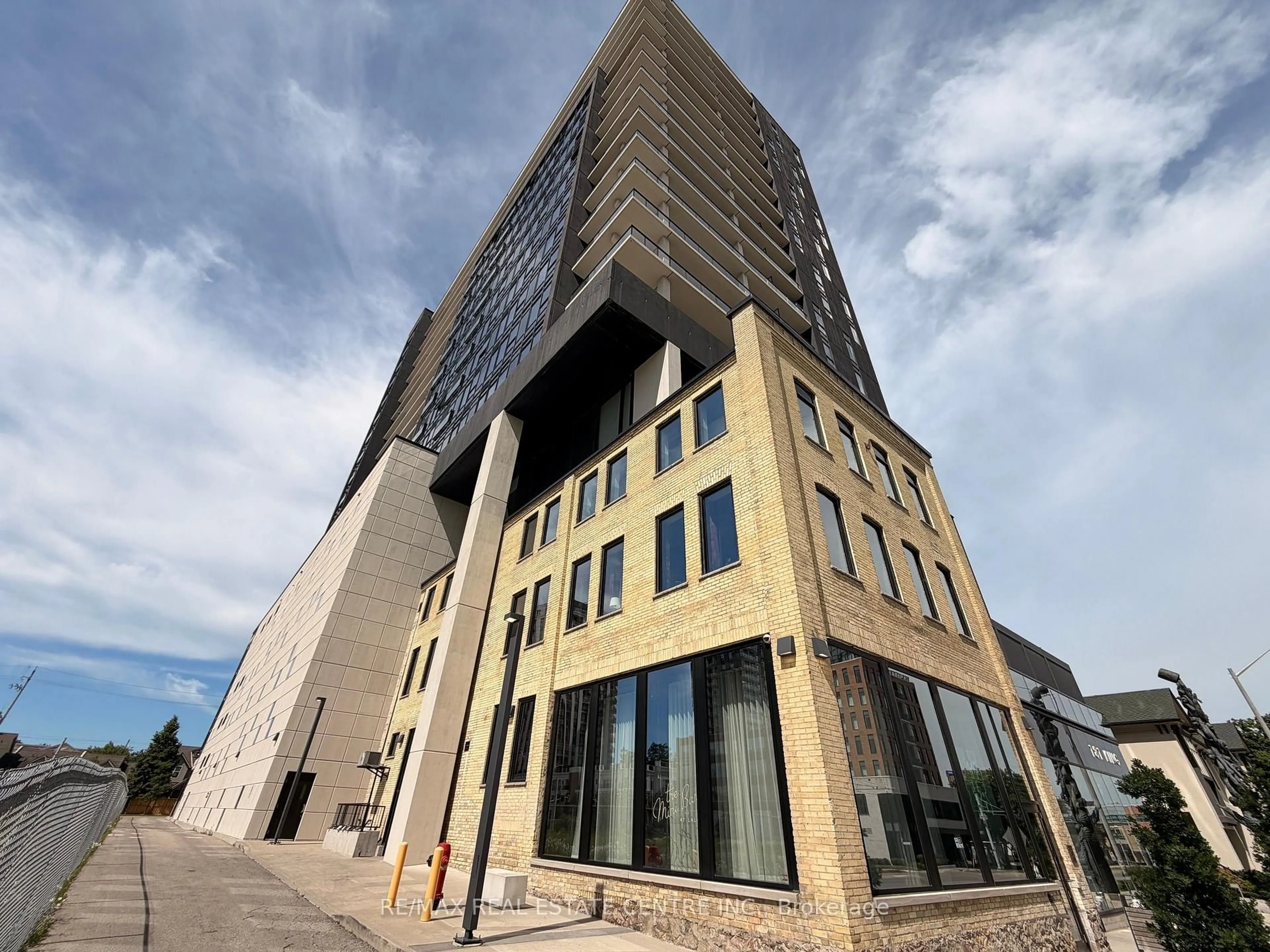 Indoor foyer for 181 King St #1002, Waterloo Ontario N2J 0E7