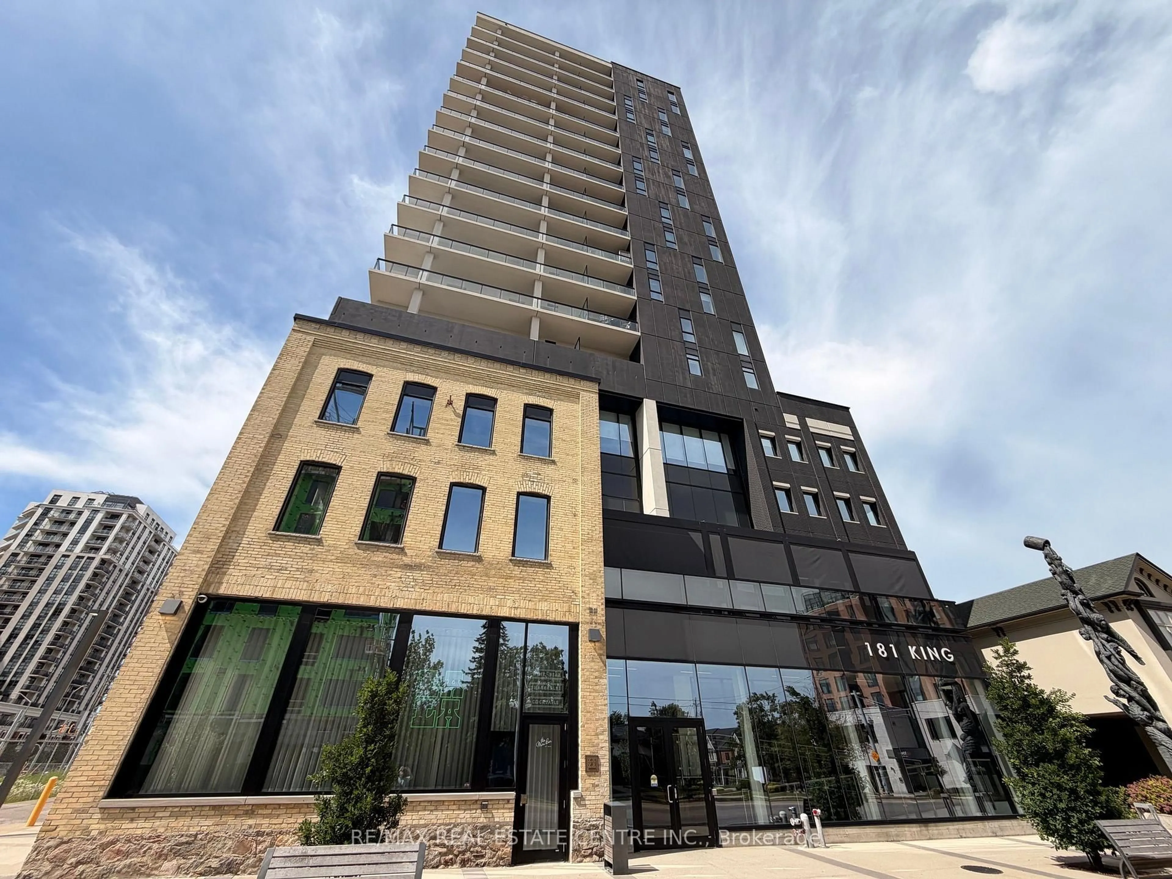 Indoor foyer for 181 King St #1002, Waterloo Ontario N2J 0E7