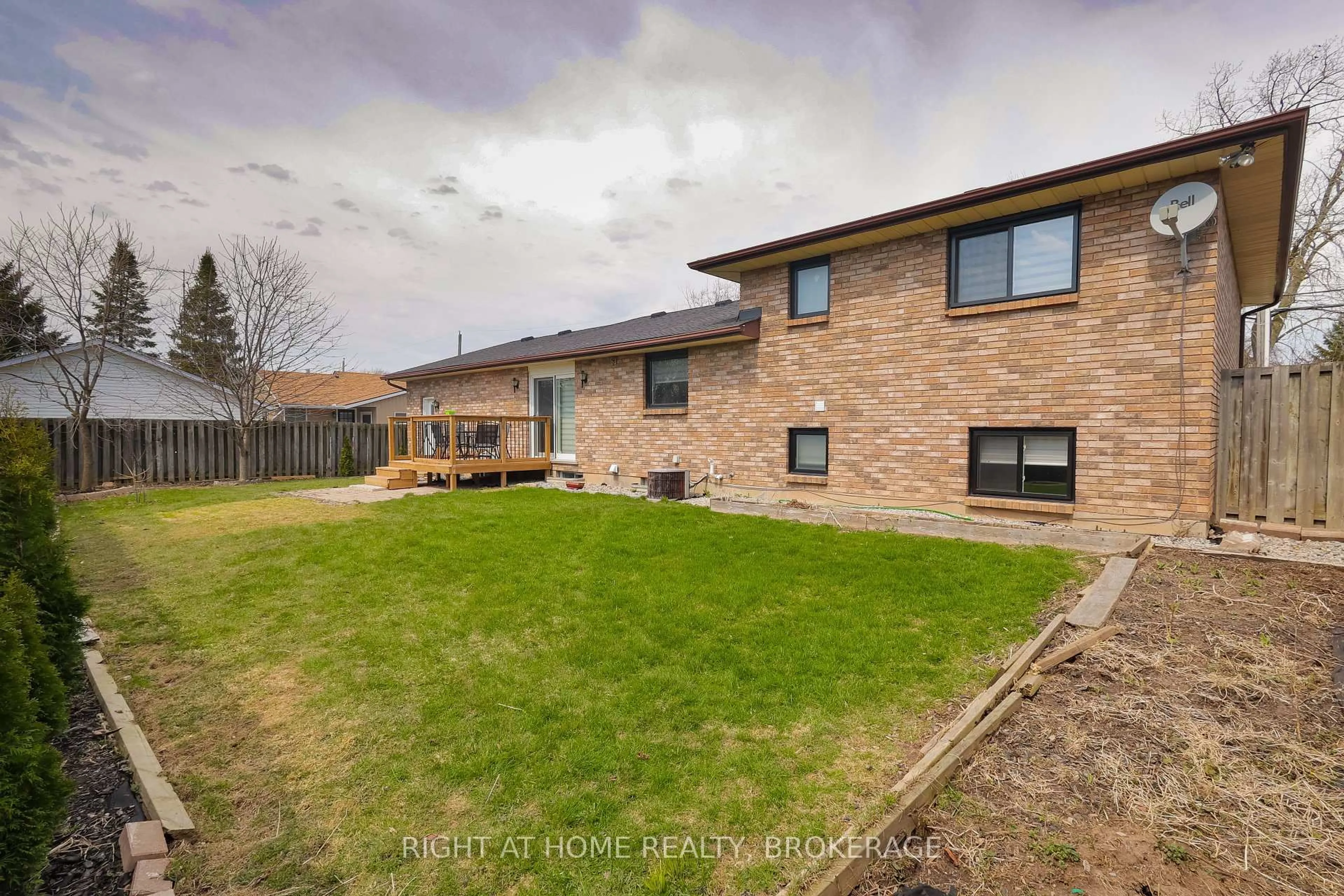 A pic from outside/outdoor area/front of a property/back of a property/a pic from drone, unknown for 7698 Mulhern St, Niagara Falls Ontario L2H 1B5