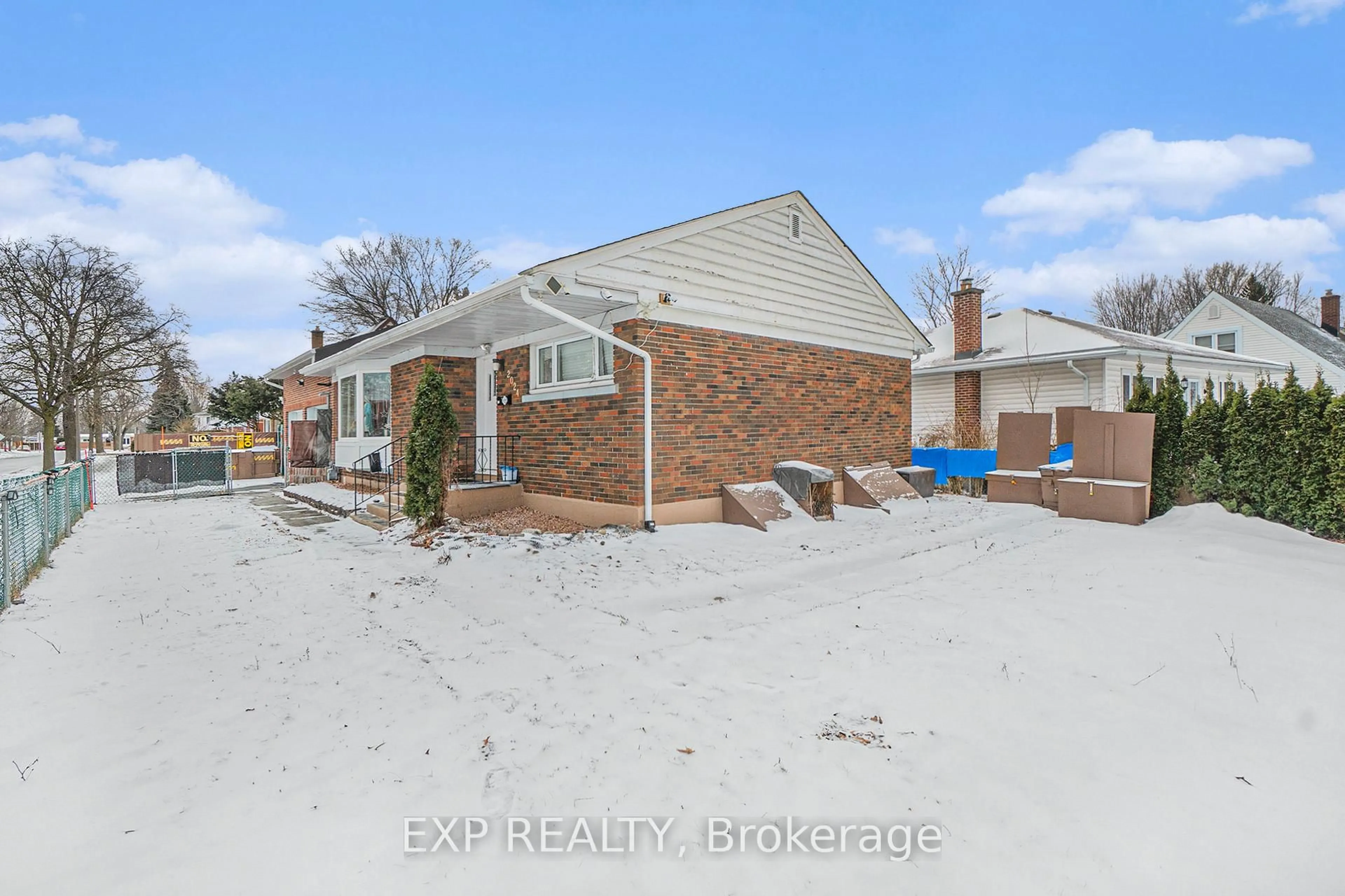 A pic from outside/outdoor area/front of a property/back of a property/a pic from drone, street for 2024 Othello Ave, Ottawa Ontario K1G 2A6