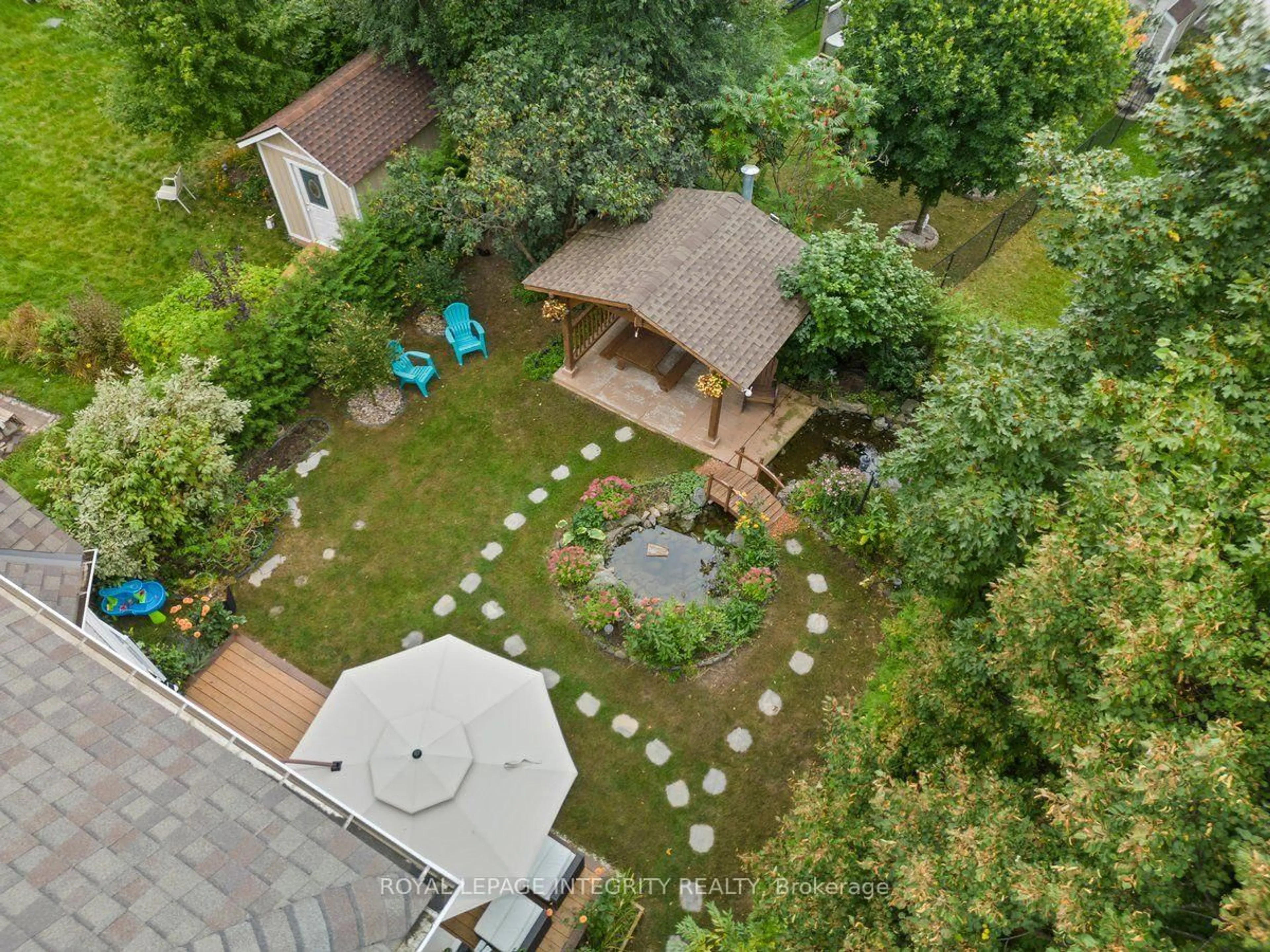 A pic from outside/outdoor area/front of a property/back of a property/a pic from drone, unknown for 69 Goldridge Dr, Ottawa Ontario K2T 1E9