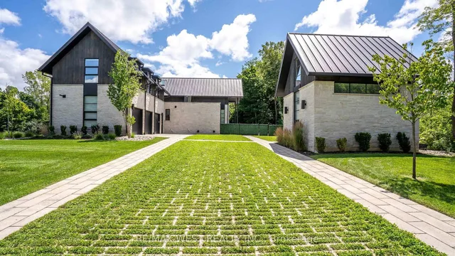 3819 Deer Tr, London South 5