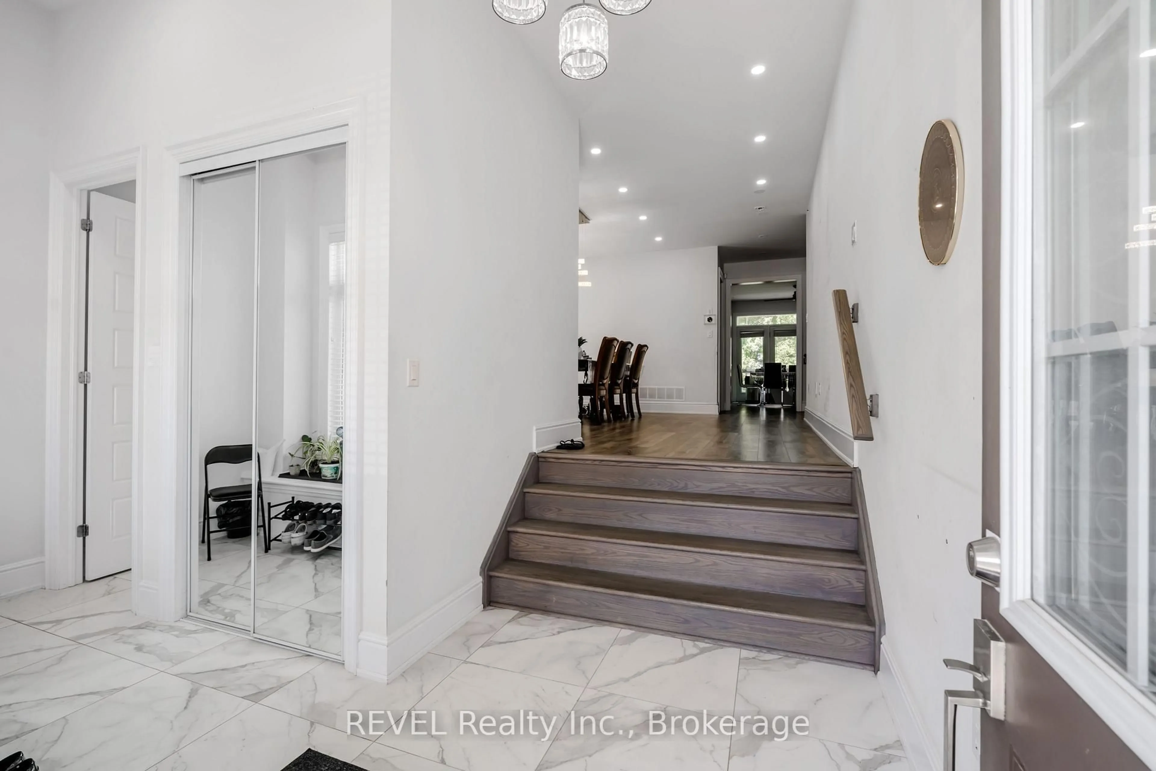 Indoor foyer for 8619 Chickory Tr, Niagara Falls Ontario L2H 3S5