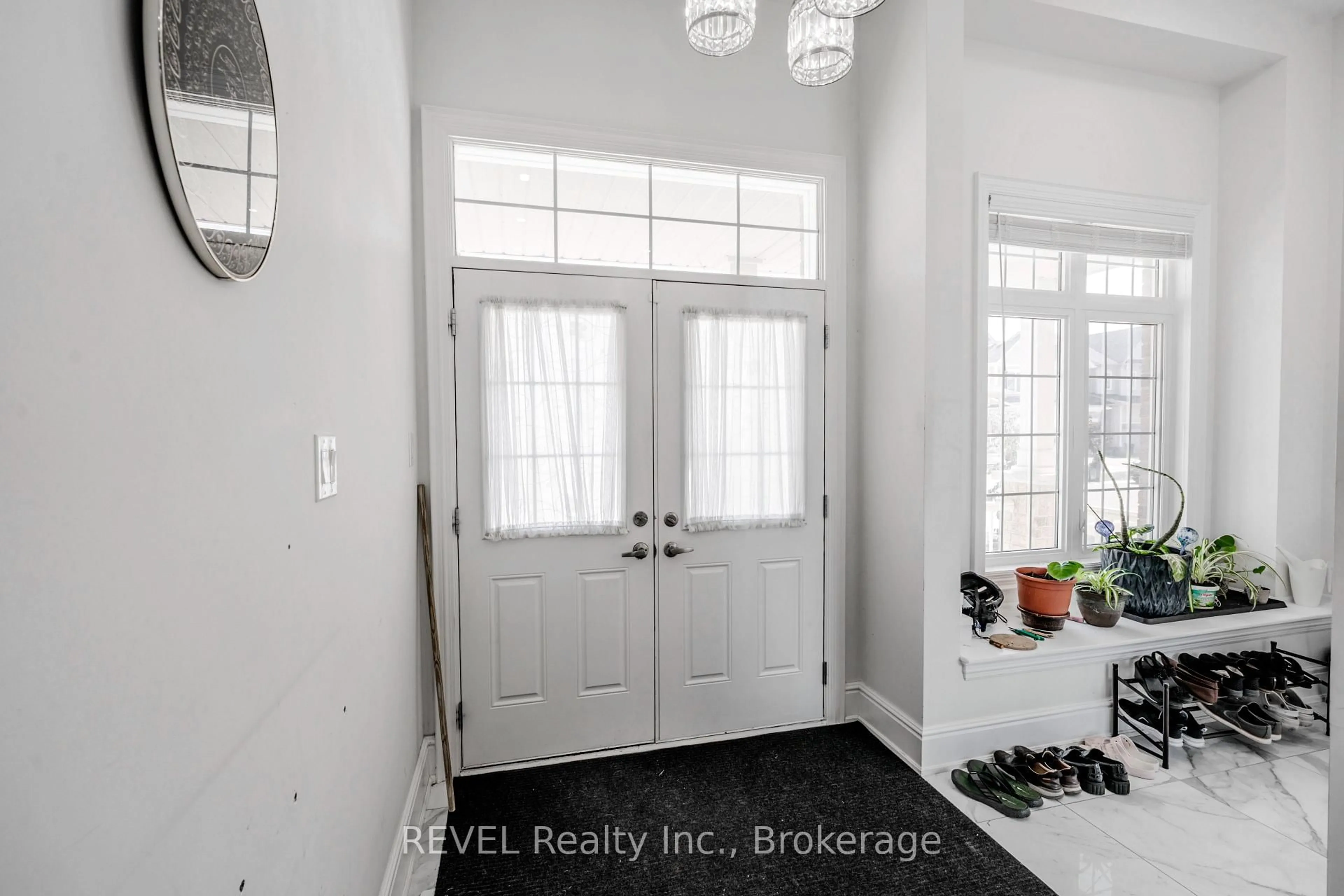 Indoor entryway for 8619 Chickory Tr, Niagara Falls Ontario L2H 3S5