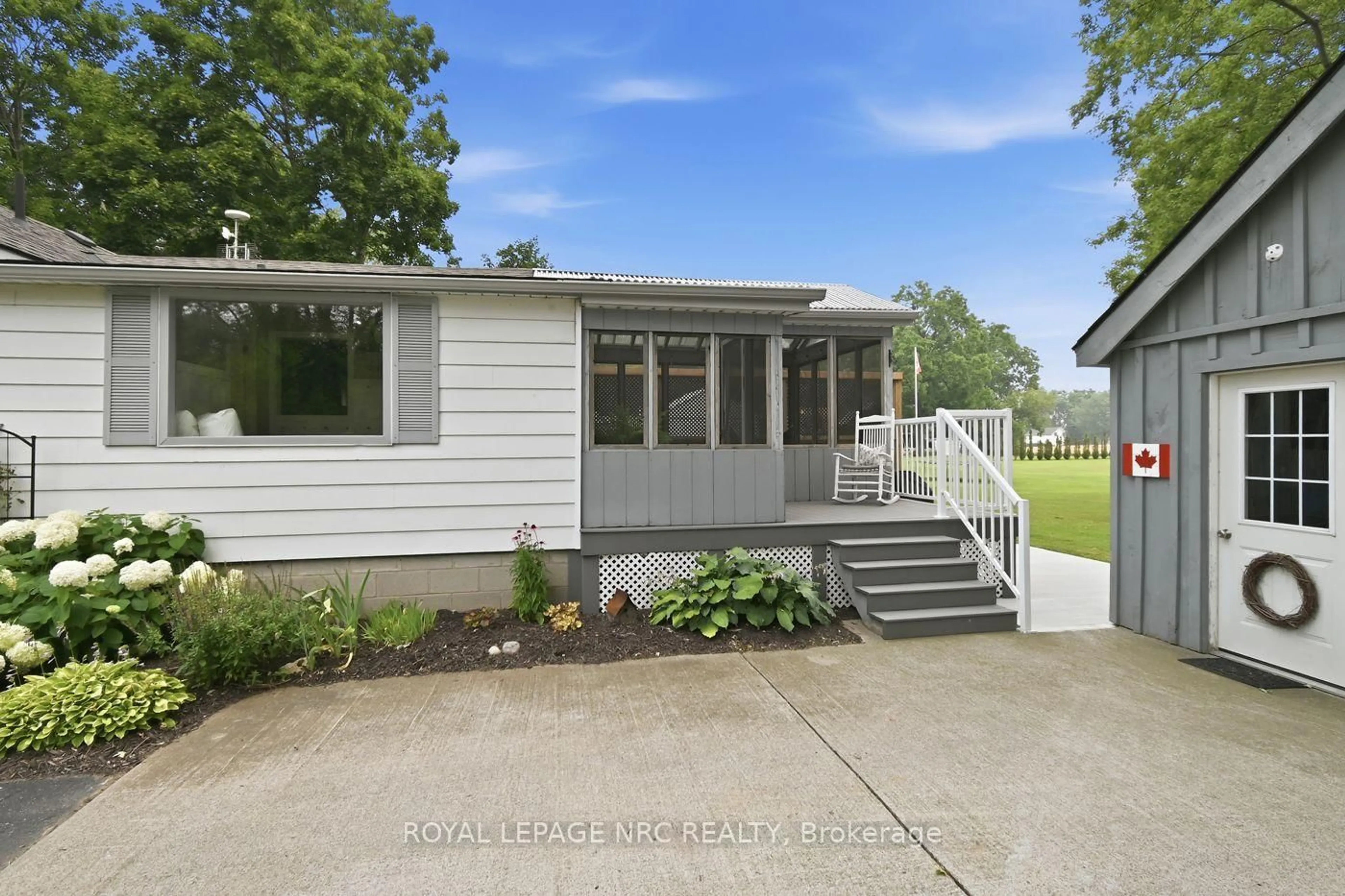 Home with vinyl exterior material, water/lake/river/ocean view for 43289 Pettit Rd, Wainfleet Ontario L0S 1V0