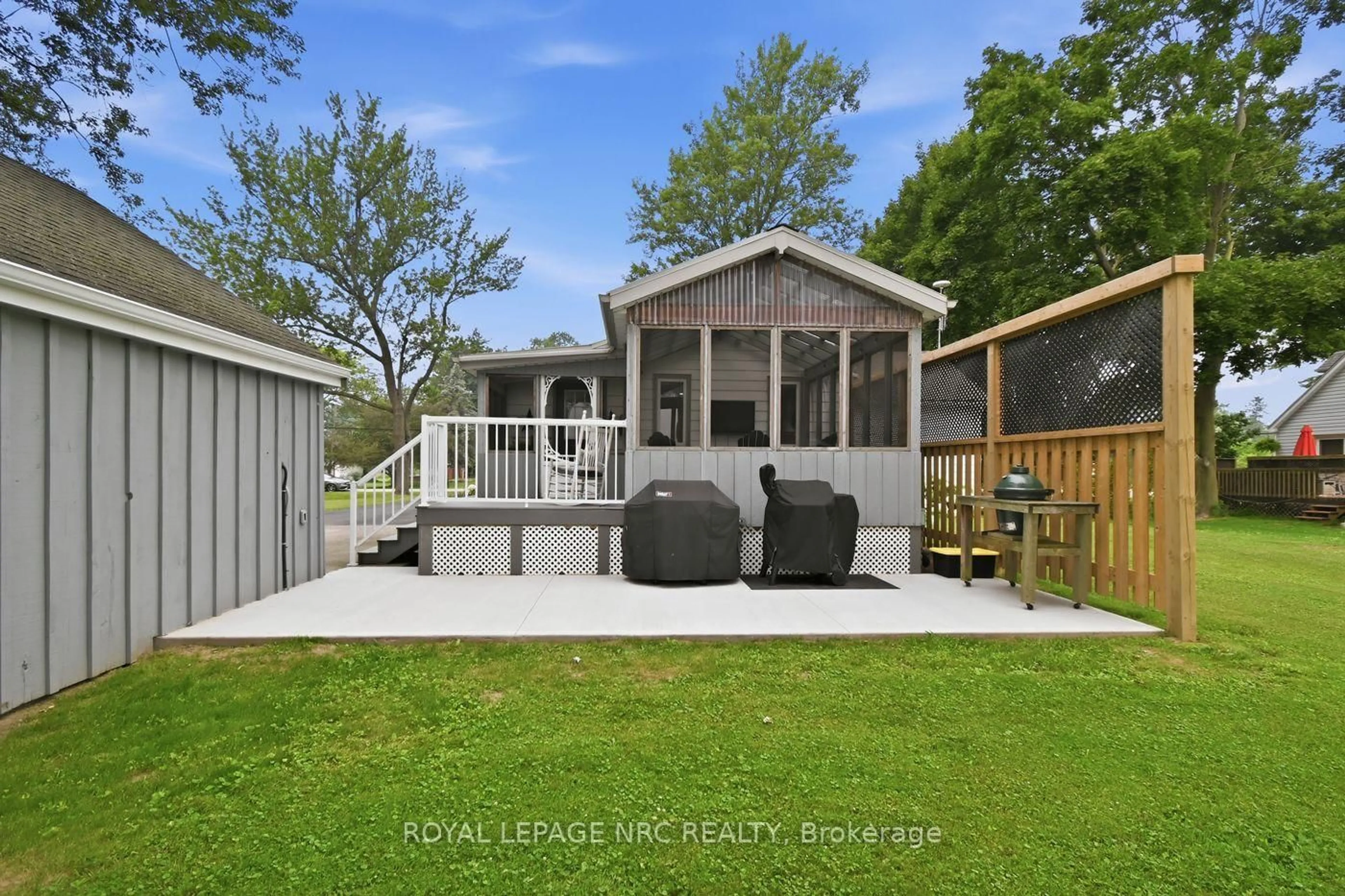 Home with vinyl exterior material, water/lake/river/ocean view for 43289 Pettit Rd, Wainfleet Ontario L0S 1V0