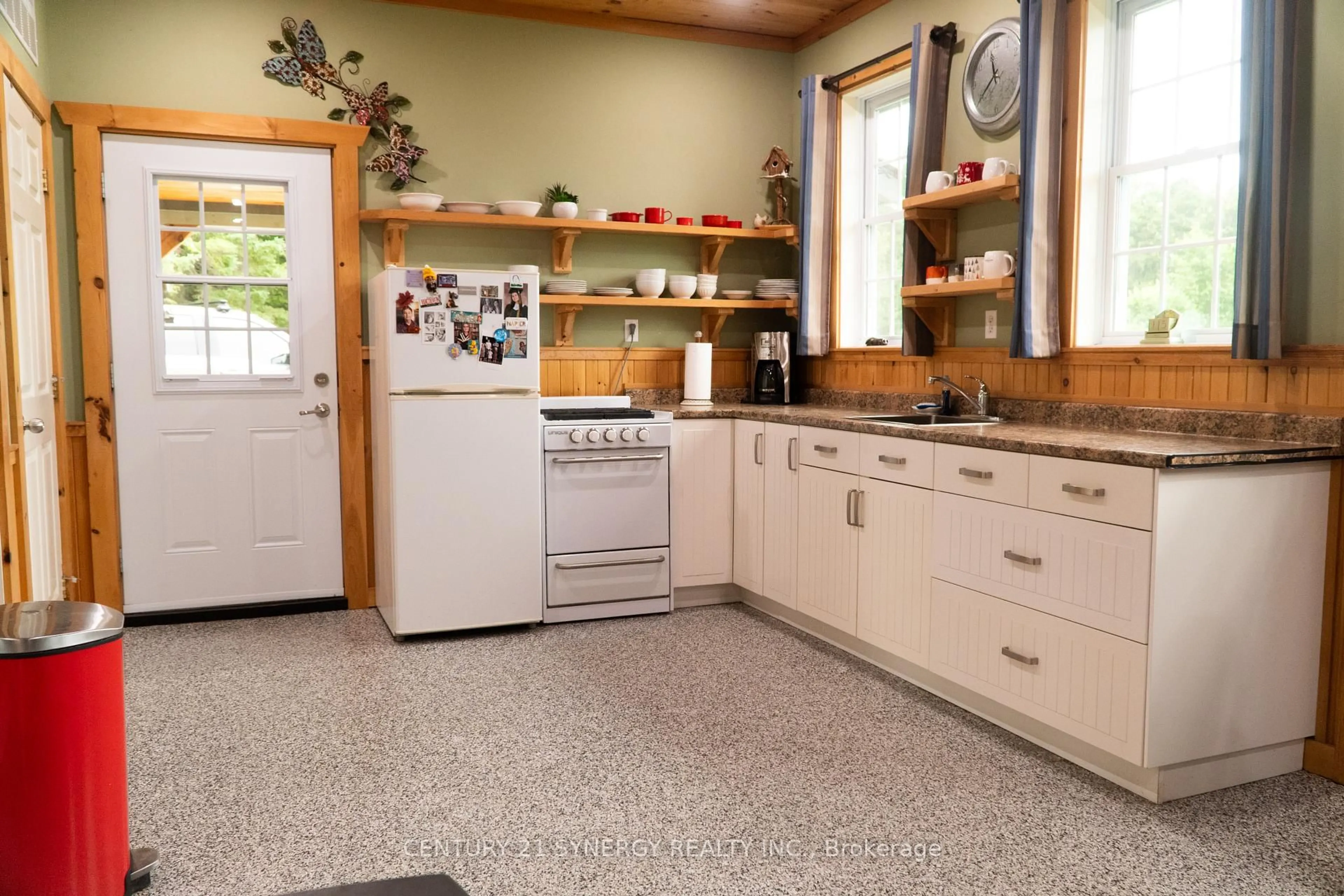Standard kitchen, ceramic/tile floor for 624 Wildlife Rd, Ottawa Ontario K1B 0A9