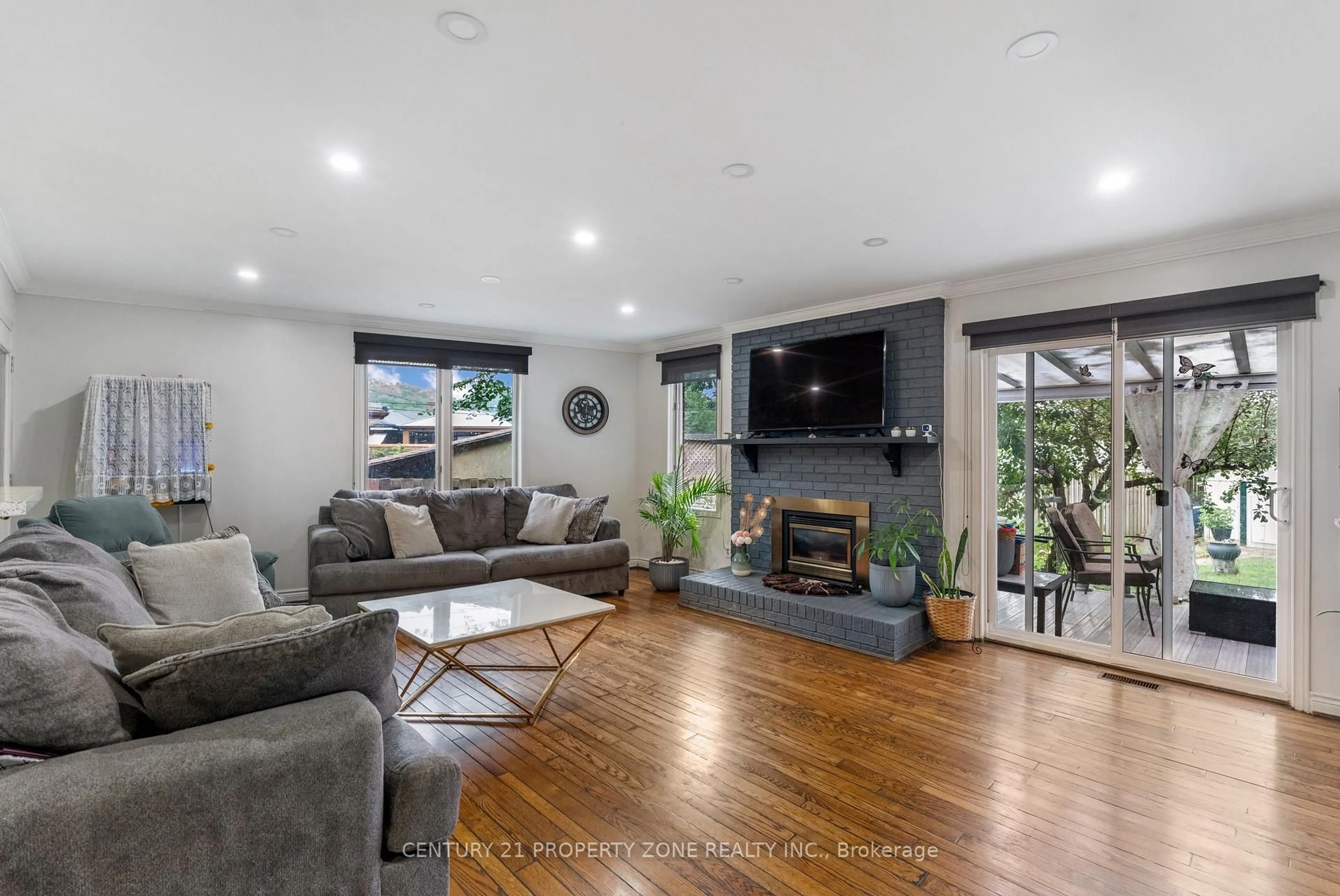Living room with furniture, unknown for 37 Laurentian Dr, London East Ontario N5W 1N8