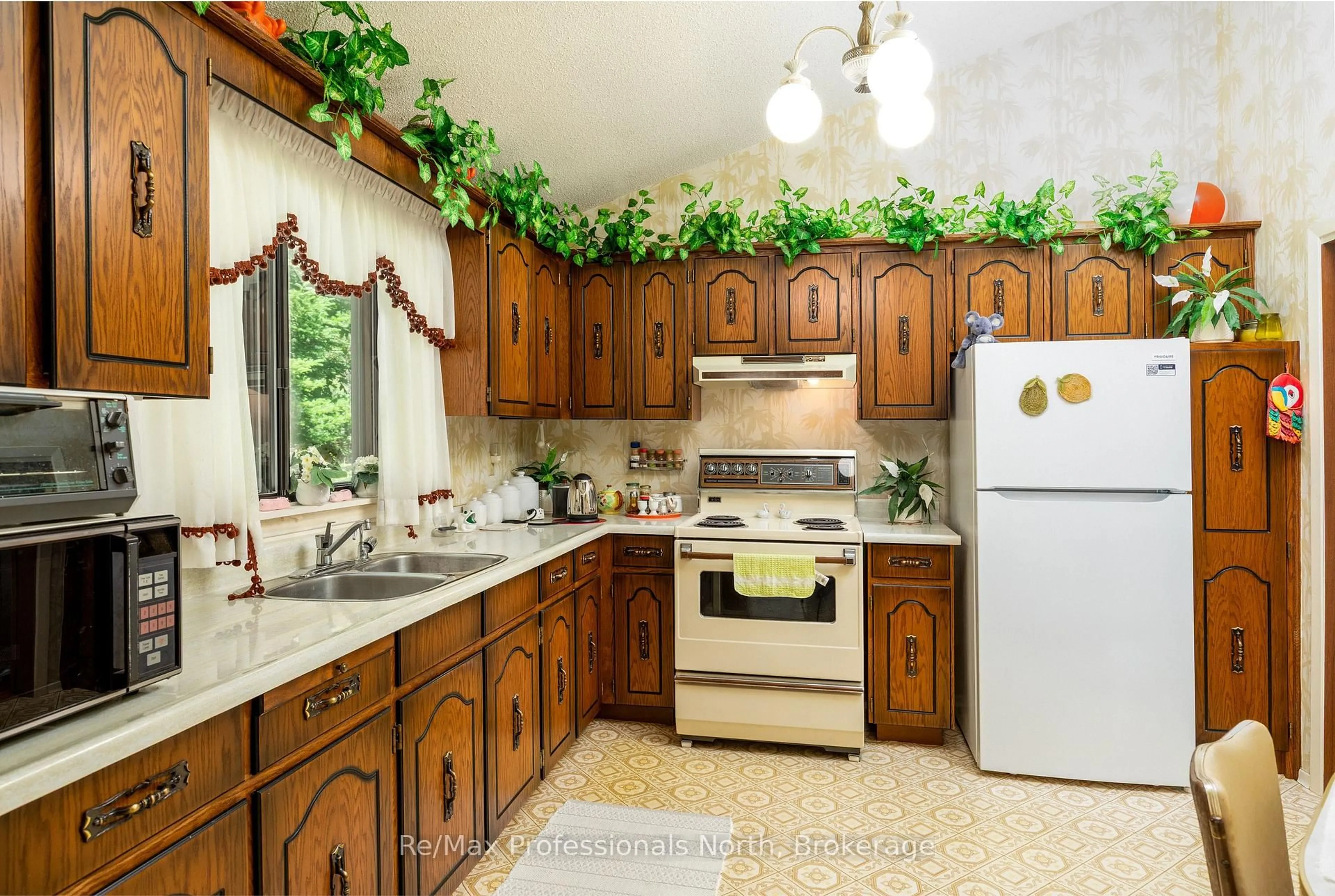 Standard kitchen, ceramic/tile floor for 673 Peninsula Rd, Gravenhurst Ontario P1P 0E2