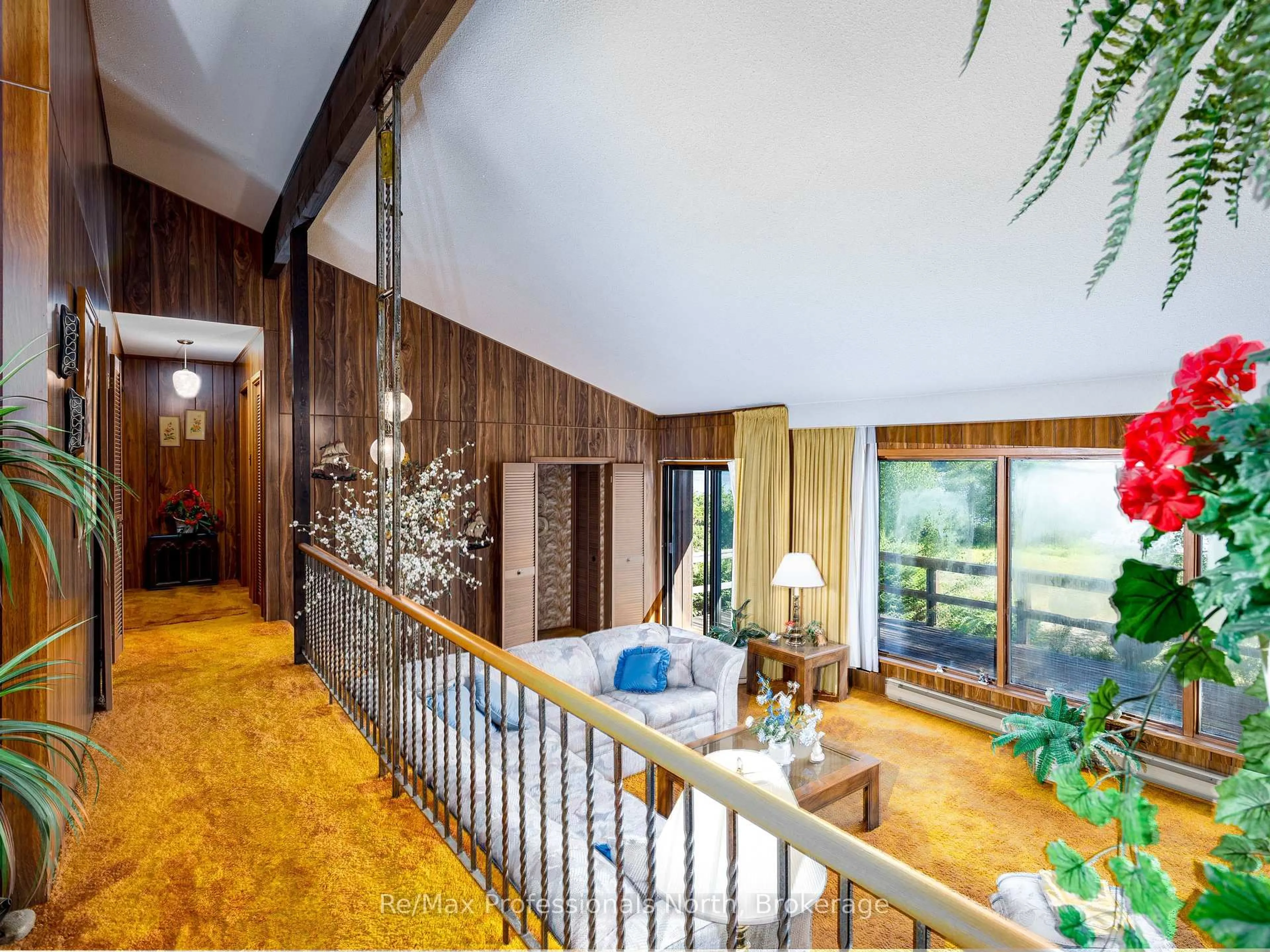 Indoor foyer for 673 Peninsula Rd, Gravenhurst Ontario P1P 0E2