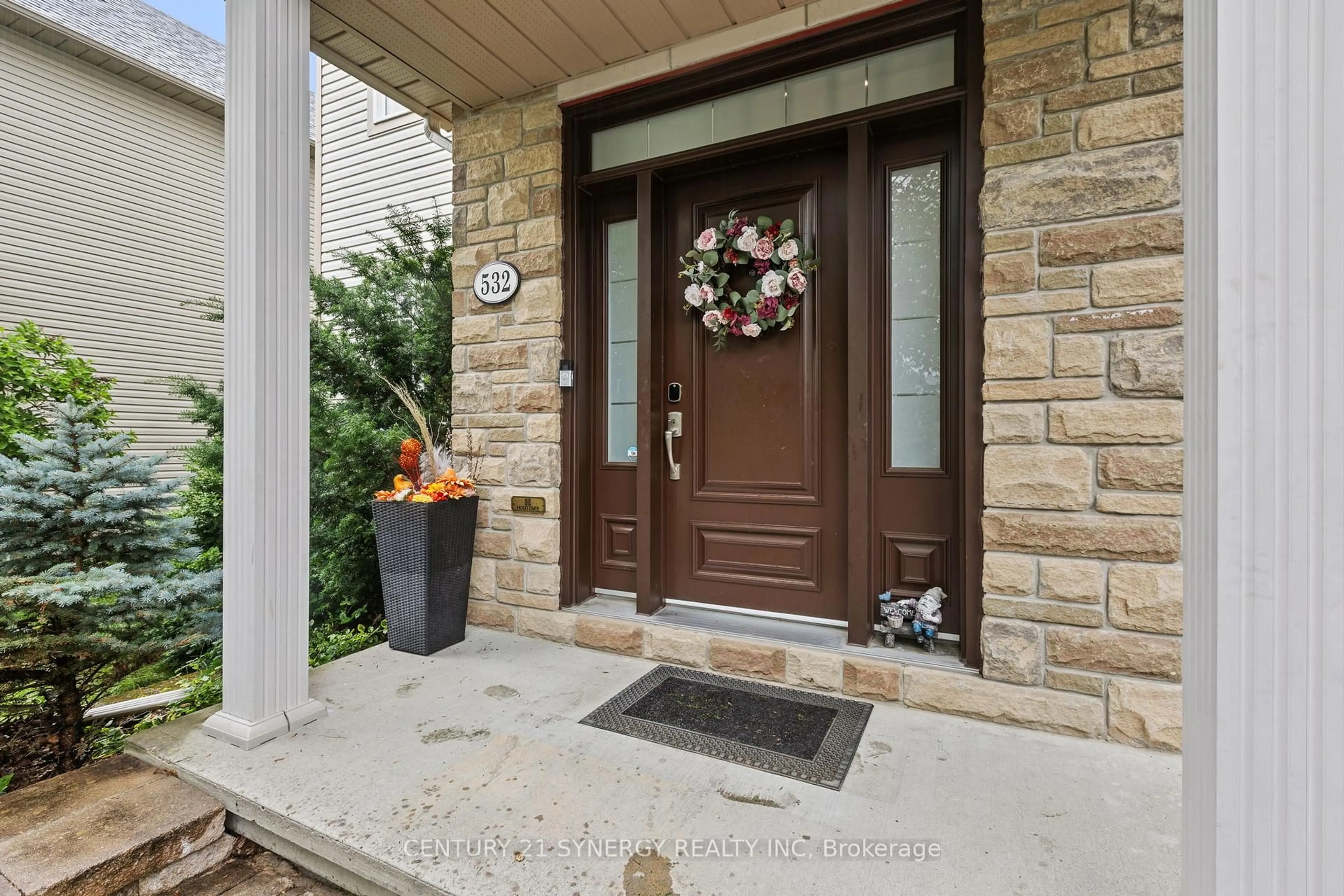 Indoor entryway for 532 Landswood Way, Stittsville Ontario K2S 0A6
