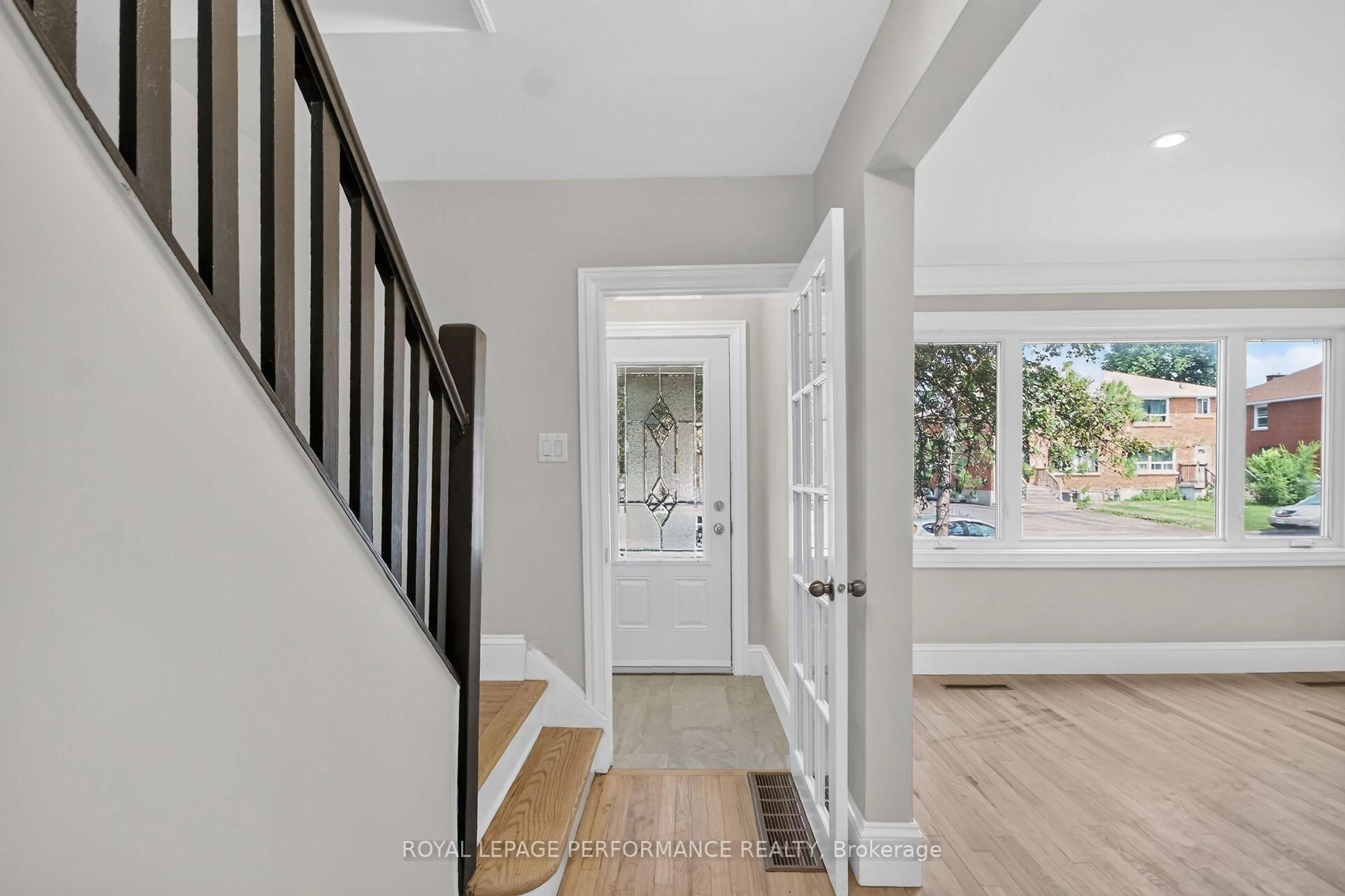 Indoor entryway for 1104 Aldea Ave, Ottawa Ontario K1H 8C2