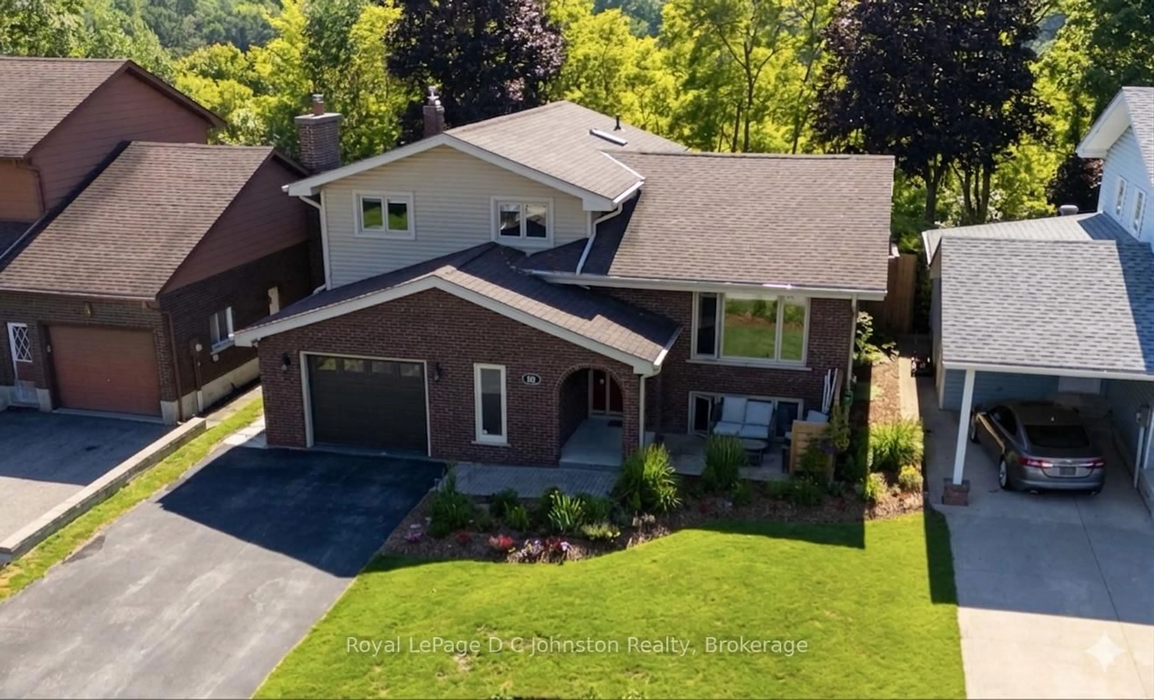 A pic from outside/outdoor area/front of a property/back of a property/a pic from drone, street for 126 5th Ave, Owen Sound Ontario N4K 6C7