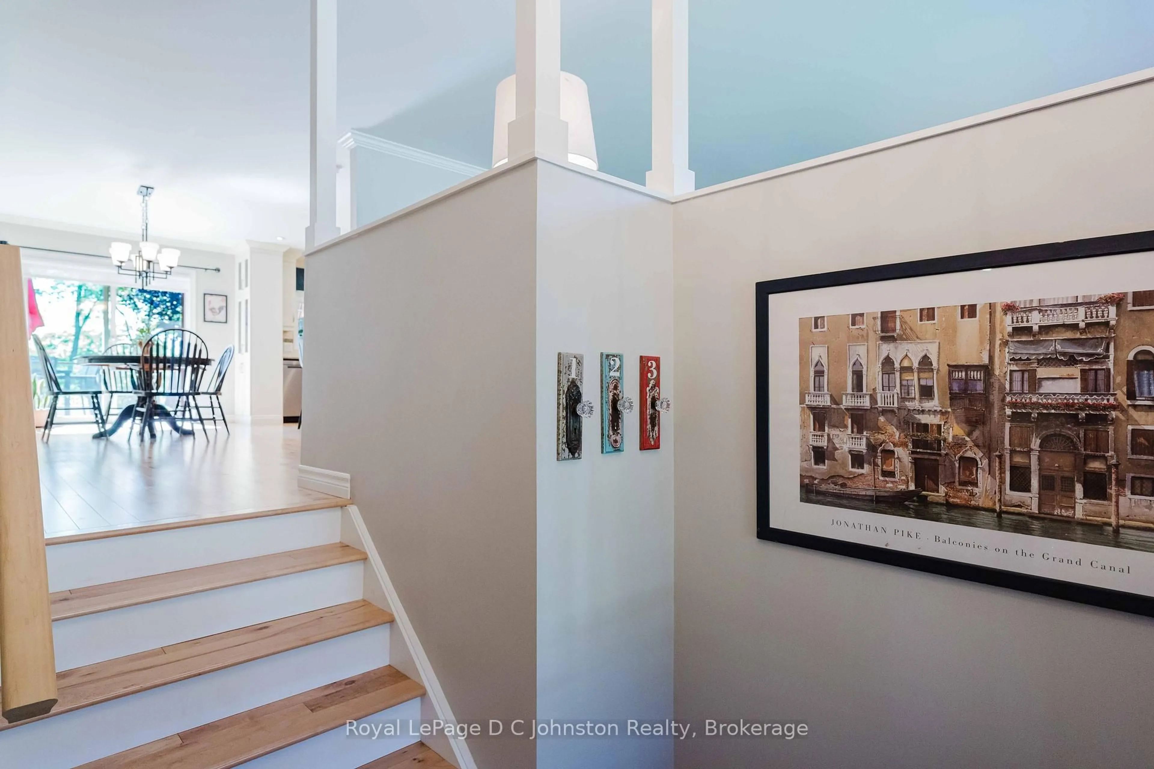 Indoor entryway for 126 5th Ave, Owen Sound Ontario N4K 6C7