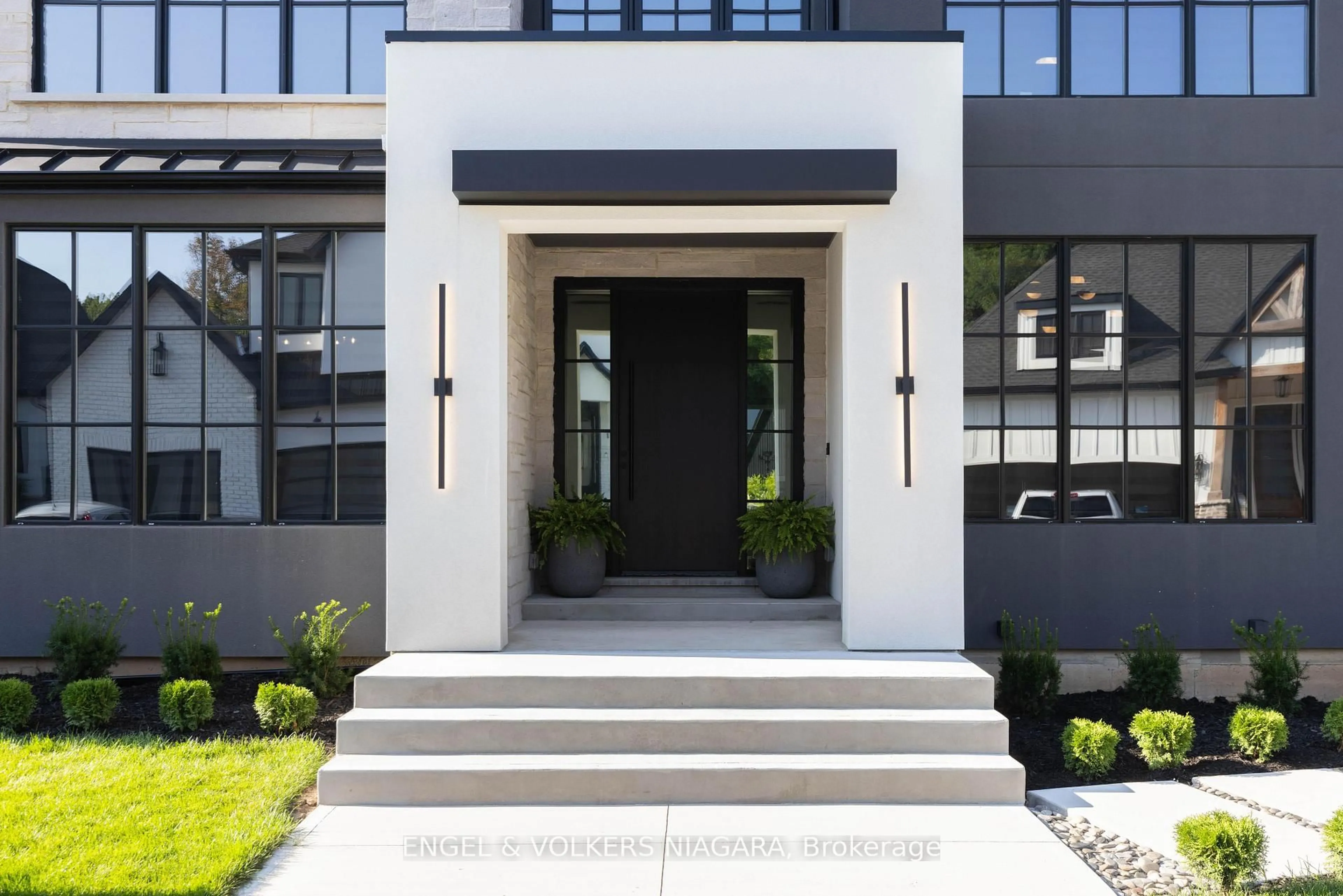 Indoor entryway for 6 Fedorkow Lane, Niagara-on-the-Lake Ontario L0S 1J1